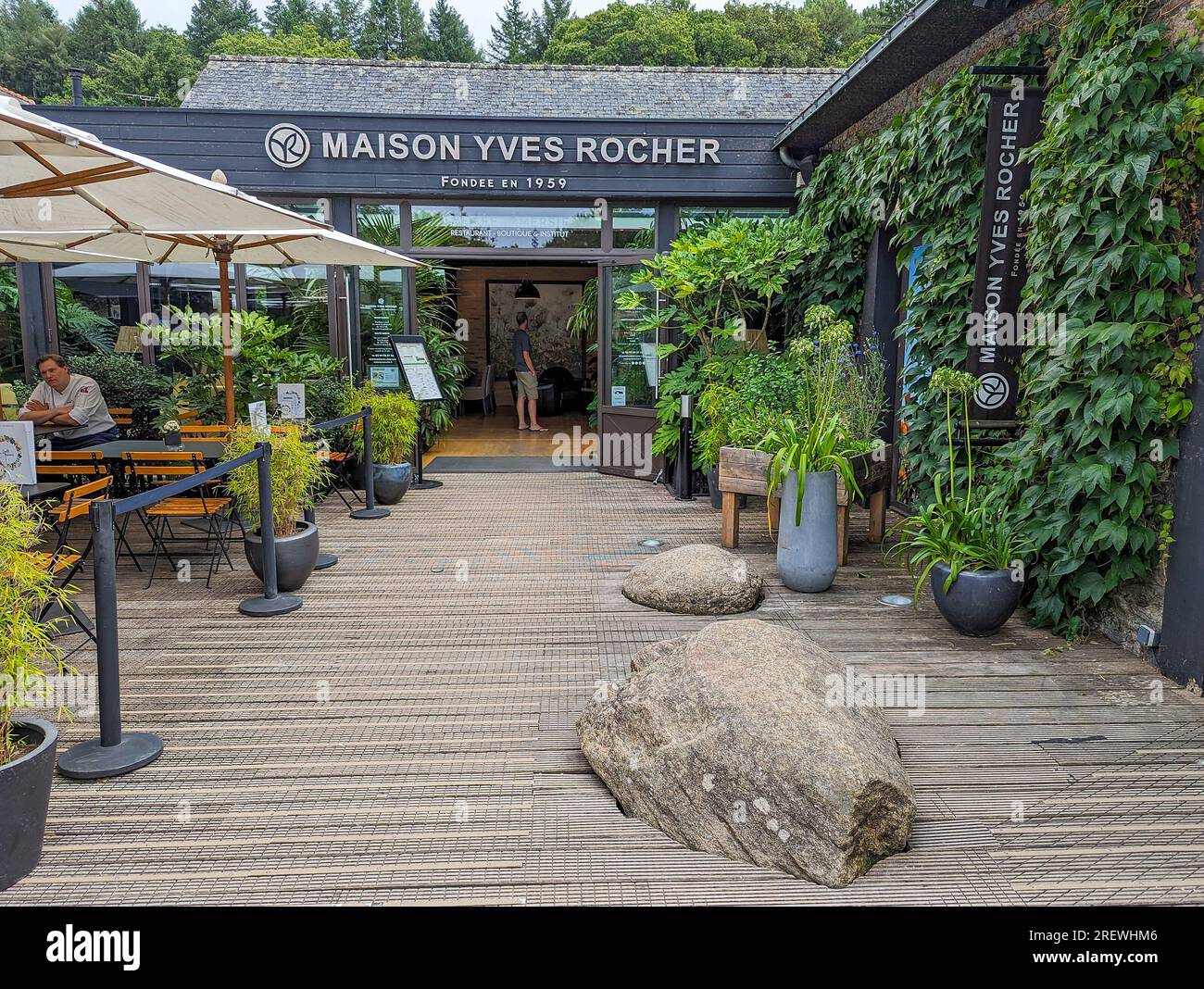 (C) Denis TRASFI / MAXPPP - France, Bretagne, Morbihan, Maison Yves Rocher à Gacilly le 20 juillet 2023 - / France, Brittany, Morbihan, Maison Yves R. Stockfoto