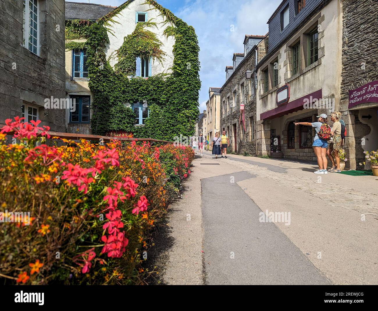 (C) Denis TRASFI / MAXPPP - Frankreich, Bretagne, Morbihan, Ville de Rochefort en Terre le 20 juillet 2023 - Touriste Montrant du doigt / Frankreich, Bretagne Stockfoto