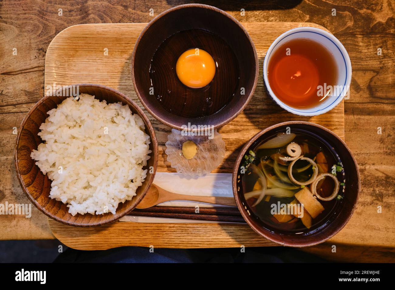 Am 2023. Juni ist Tamago Kake Gohan ein beliebtes japanisches Frühstück, bestehend aus gekochtem japanischen Reis mit Garnierung oder gemischt mit rohem Ei und Sojasoße Stockfoto