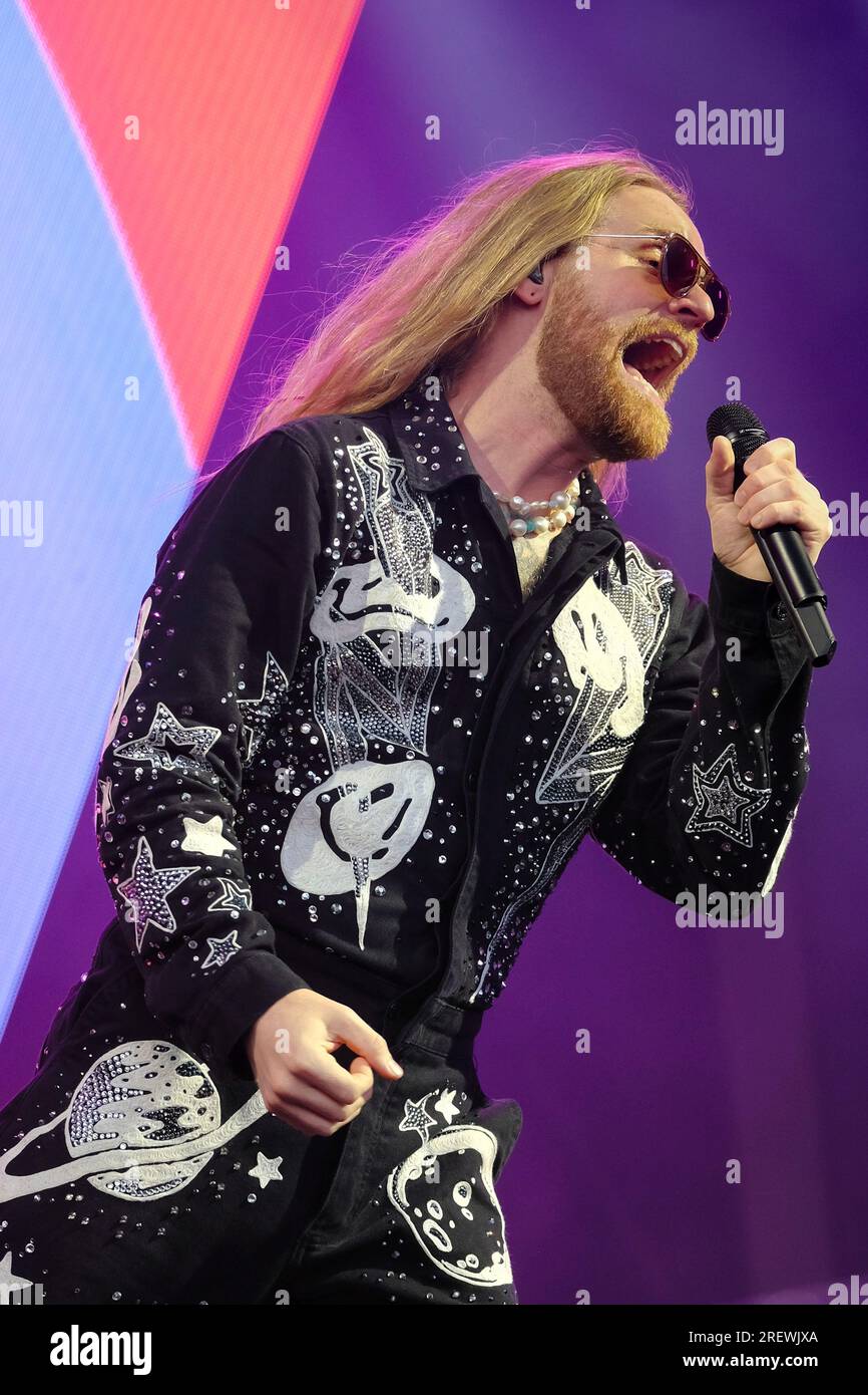 Der britische Sänger Songwriter und die Persönlichkeit der sozialen Medien Sam Ryder tritt live auf der Bühne im Camp Bestival in Lulworth auf. Sam Ryder wurde durch TikTok entdeckt, nachdem er während der ersten Abriegelung der COVID-19-Pandemie im März 2020 Musikcover veröffentlicht hatte. Er vertrat das Vereinigte Königreich beim Eurovision Song Contest 2022 mit dem Song "Space man" und beendete den ersten Platz in der Jury-Abstimmung und den zweiten Platz insgesamt. Stockfoto