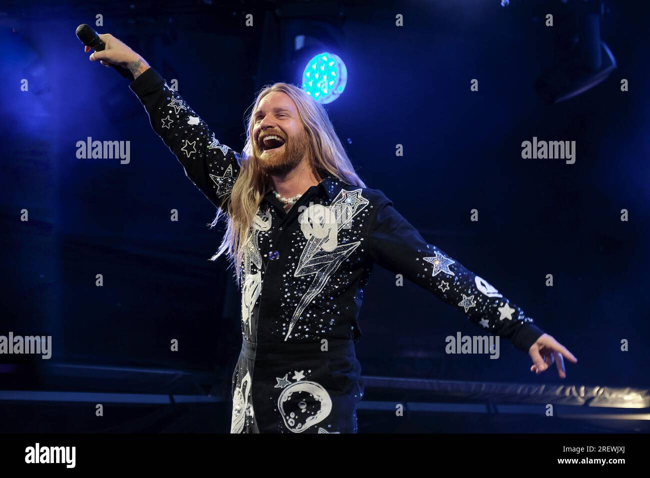 Der britische Sänger Songwriter und die Persönlichkeit der sozialen Medien Sam Ryder tritt live auf der Bühne im Camp Bestival in Lulworth auf. Sam Ryder wurde durch TikTok entdeckt, nachdem er während der ersten Abriegelung der COVID-19-Pandemie im März 2020 Musikcover veröffentlicht hatte. Er vertrat das Vereinigte Königreich beim Eurovision Song Contest 2022 mit dem Song "Space man" und beendete den ersten Platz in der Jury-Abstimmung und den zweiten Platz insgesamt. Stockfoto
