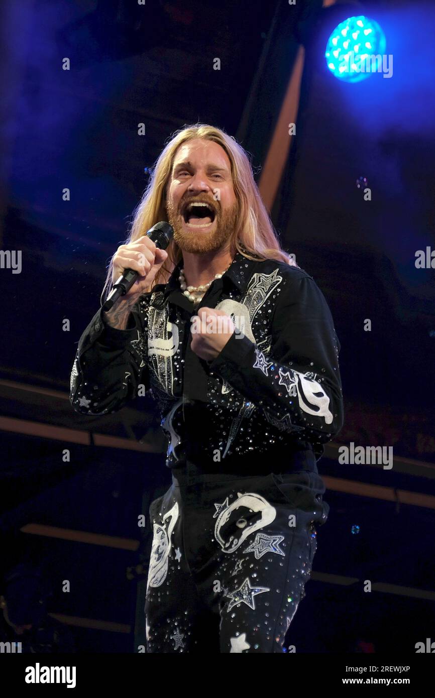 Der britische Sänger Songwriter und die Persönlichkeit der sozialen Medien Sam Ryder tritt live auf der Bühne im Camp Bestival in Lulworth auf. Sam Ryder wurde durch TikTok entdeckt, nachdem er während der ersten Abriegelung der COVID-19-Pandemie im März 2020 Musikcover veröffentlicht hatte. Er vertrat das Vereinigte Königreich beim Eurovision Song Contest 2022 mit dem Song "Space man" und beendete den ersten Platz in der Jury-Abstimmung und den zweiten Platz insgesamt. Stockfoto