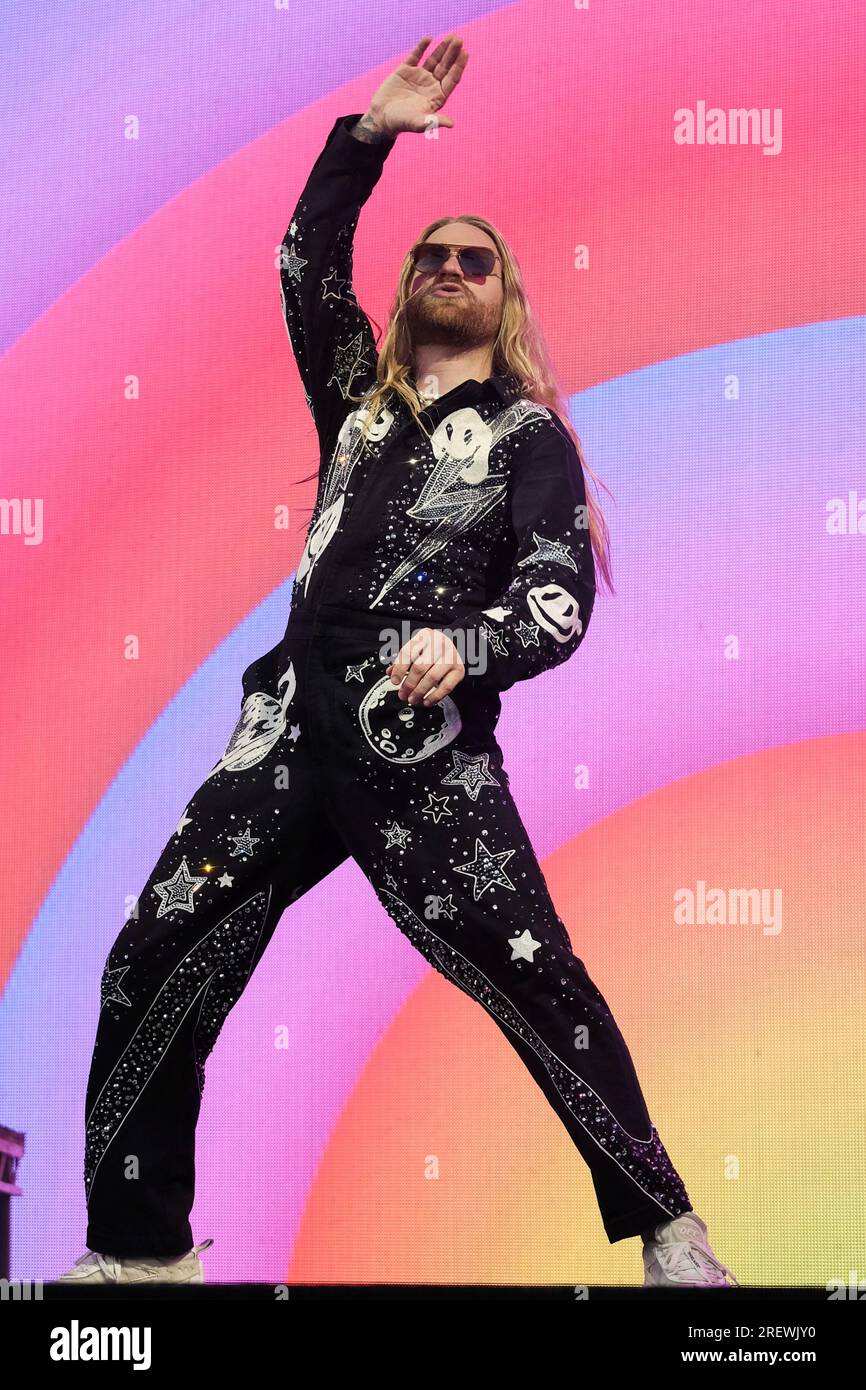 Der britische Sänger Songwriter und die Persönlichkeit der sozialen Medien Sam Ryder tritt live auf der Bühne im Camp Bestival in Lulworth auf. Sam Ryder wurde durch TikTok entdeckt, nachdem er während der ersten Abriegelung der COVID-19-Pandemie im März 2020 Musikcover veröffentlicht hatte. Er vertrat das Vereinigte Königreich beim Eurovision Song Contest 2022 mit dem Song "Space man" und beendete den ersten Platz in der Jury-Abstimmung und den zweiten Platz insgesamt. Stockfoto