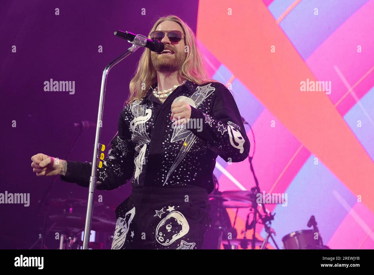 Der britische Sänger Songwriter und die Persönlichkeit der sozialen Medien Sam Ryder tritt live auf der Bühne im Camp Bestival in Lulworth auf. Sam Ryder wurde durch TikTok entdeckt, nachdem er während der ersten Abriegelung der COVID-19-Pandemie im März 2020 Musikcover veröffentlicht hatte. Er vertrat das Vereinigte Königreich beim Eurovision Song Contest 2022 mit dem Song "Space man" und beendete den ersten Platz in der Jury-Abstimmung und den zweiten Platz insgesamt. Stockfoto