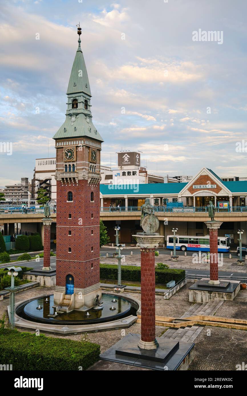 Juni 2023, Uhrenturm vor dem Bahnhof Kurashiki, Kurashiki, Präfektur Okayama, Japan Stockfoto