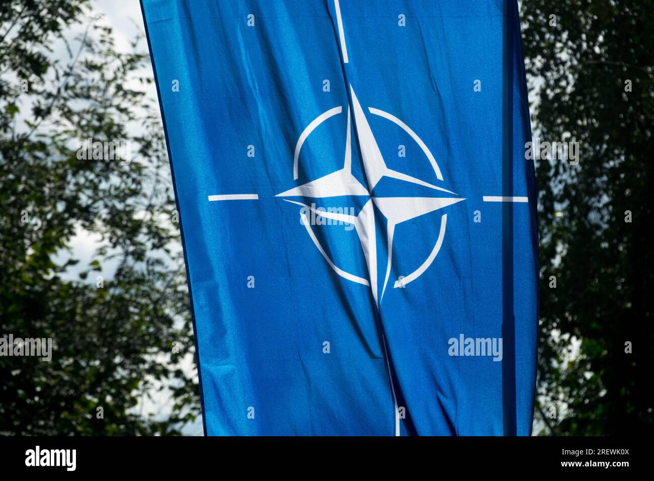 NATO-Flagge, NATO-Logo Stockfoto