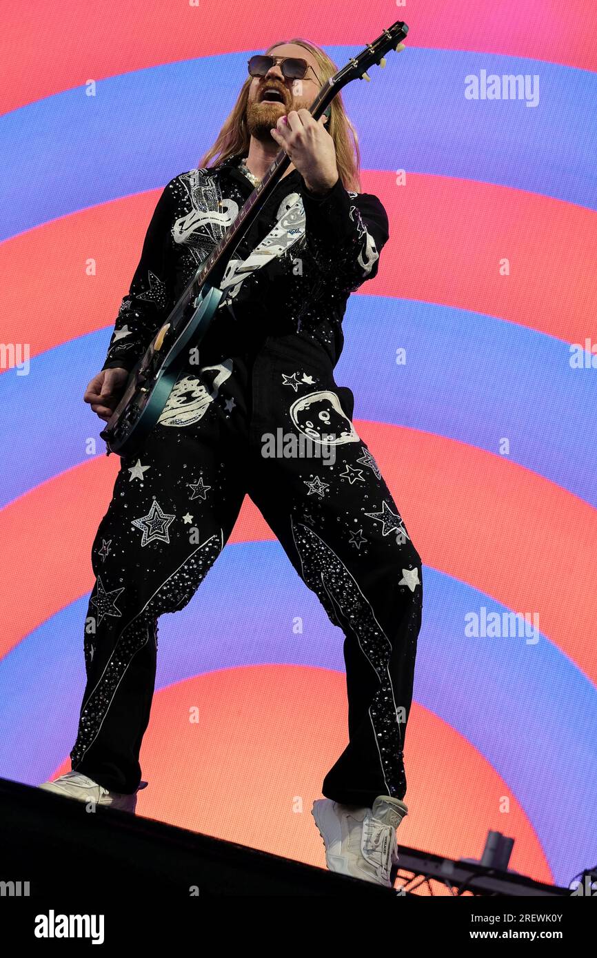 Der britische Sänger Songwriter und die Persönlichkeit der sozialen Medien Sam Ryder tritt live auf der Bühne im Camp Bestival in Lulworth auf. Sam Ryder wurde durch TikTok entdeckt, nachdem er während der ersten Abriegelung der COVID-19-Pandemie im März 2020 Musikcover veröffentlicht hatte. Er vertrat das Vereinigte Königreich beim Eurovision Song Contest 2022 mit dem Song "Space man" und beendete den ersten Platz in der Jury-Abstimmung und den zweiten Platz insgesamt. Stockfoto