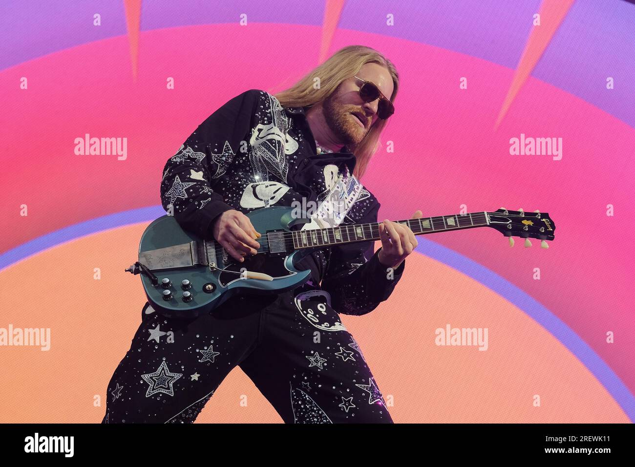 Der britische Sänger Songwriter und die Persönlichkeit der sozialen Medien Sam Ryder tritt live auf der Bühne im Camp Bestival in Lulworth auf. Sam Ryder wurde durch TikTok entdeckt, nachdem er während der ersten Abriegelung der COVID-19-Pandemie im März 2020 Musikcover veröffentlicht hatte. Er vertrat das Vereinigte Königreich beim Eurovision Song Contest 2022 mit dem Song "Space man" und beendete den ersten Platz in der Jury-Abstimmung und den zweiten Platz insgesamt. Stockfoto