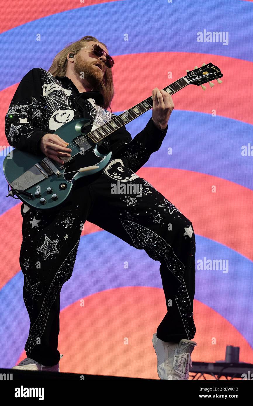 Der britische Sänger Songwriter und die Persönlichkeit der sozialen Medien Sam Ryder tritt live auf der Bühne im Camp Bestival in Lulworth auf. Sam Ryder wurde durch TikTok entdeckt, nachdem er während der ersten Abriegelung der COVID-19-Pandemie im März 2020 Musikcover veröffentlicht hatte. Er vertrat das Vereinigte Königreich beim Eurovision Song Contest 2022 mit dem Song "Space man" und beendete den ersten Platz in der Jury-Abstimmung und den zweiten Platz insgesamt. Stockfoto