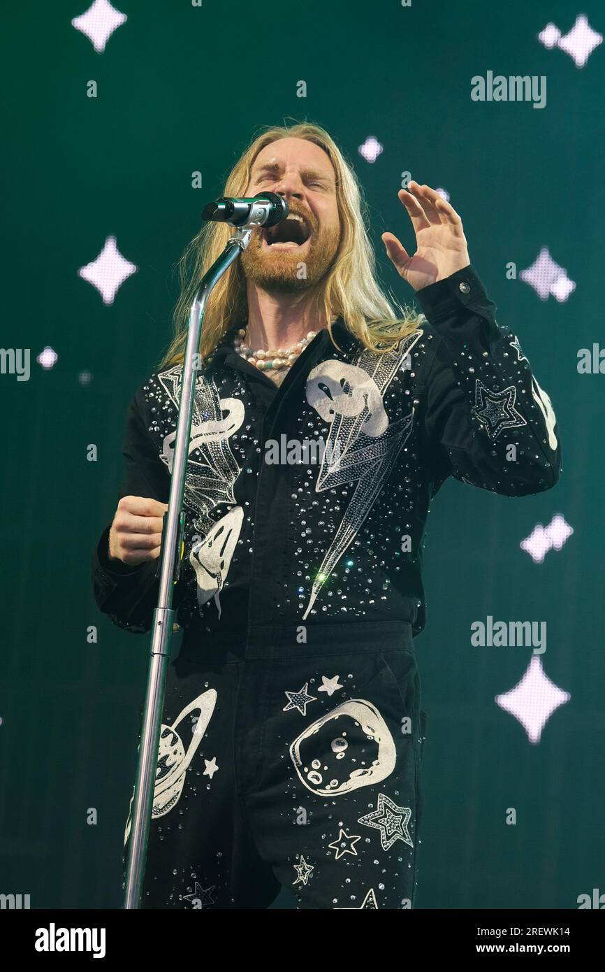 Der britische Sänger Songwriter und die Persönlichkeit der sozialen Medien Sam Ryder tritt live auf der Bühne im Camp Bestival in Lulworth auf. Sam Ryder wurde durch TikTok entdeckt, nachdem er während der ersten Abriegelung der COVID-19-Pandemie im März 2020 Musikcover veröffentlicht hatte. Er vertrat das Vereinigte Königreich beim Eurovision Song Contest 2022 mit dem Song "Space man" und beendete den ersten Platz in der Jury-Abstimmung und den zweiten Platz insgesamt. Stockfoto