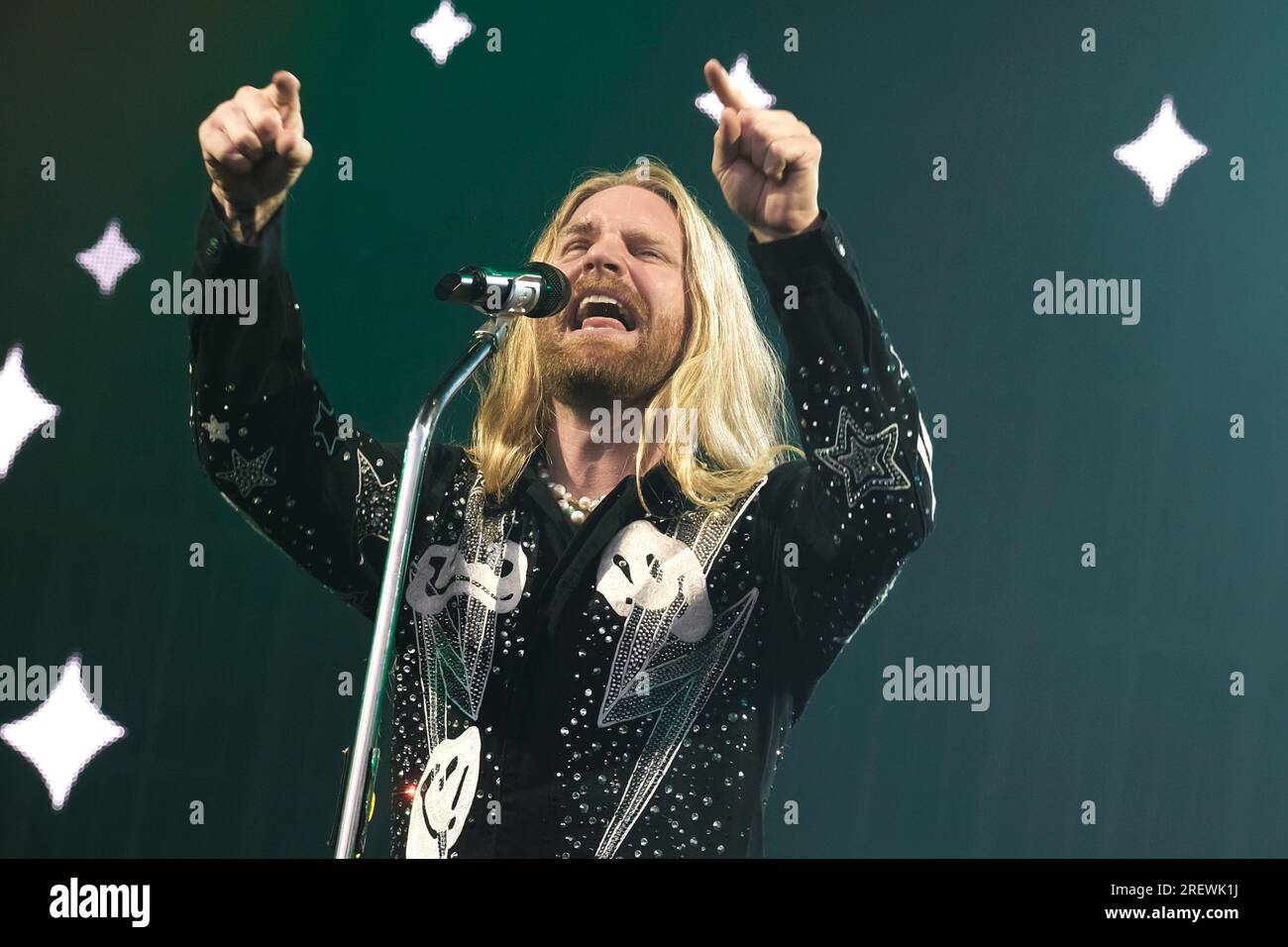 Der britische Sänger Songwriter und die Persönlichkeit der sozialen Medien Sam Ryder tritt live auf der Bühne im Camp Bestival in Lulworth auf. Sam Ryder wurde durch TikTok entdeckt, nachdem er während der ersten Abriegelung der COVID-19-Pandemie im März 2020 Musikcover veröffentlicht hatte. Er vertrat das Vereinigte Königreich beim Eurovision Song Contest 2022 mit dem Song "Space man" und beendete den ersten Platz in der Jury-Abstimmung und den zweiten Platz insgesamt. Stockfoto