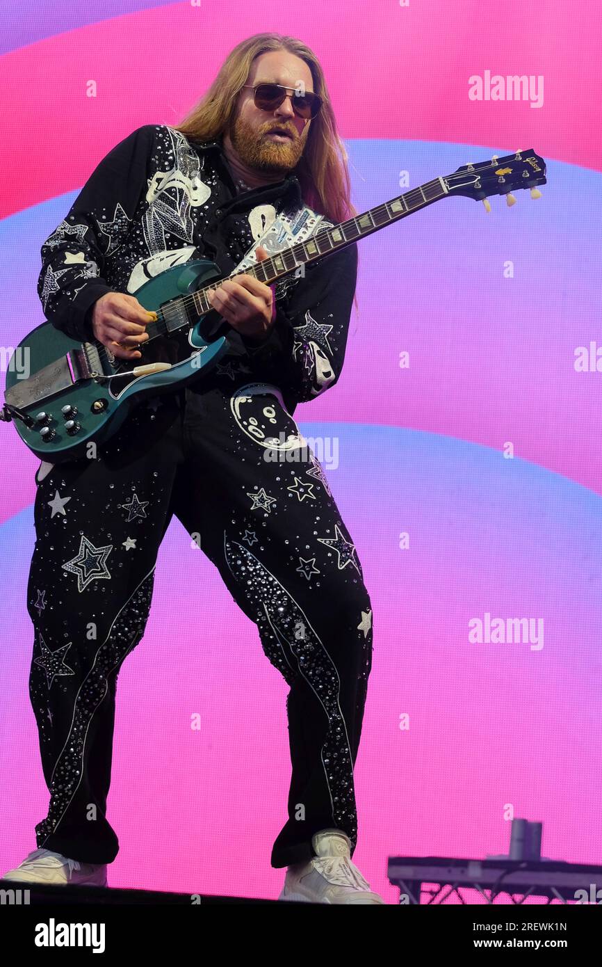 Der britische Sänger Songwriter und die Persönlichkeit der sozialen Medien Sam Ryder tritt live auf der Bühne im Camp Bestival in Lulworth auf. Sam Ryder wurde durch TikTok entdeckt, nachdem er während der ersten Abriegelung der COVID-19-Pandemie im März 2020 Musikcover veröffentlicht hatte. Er vertrat das Vereinigte Königreich beim Eurovision Song Contest 2022 mit dem Song "Space man" und beendete den ersten Platz in der Jury-Abstimmung und den zweiten Platz insgesamt. Stockfoto