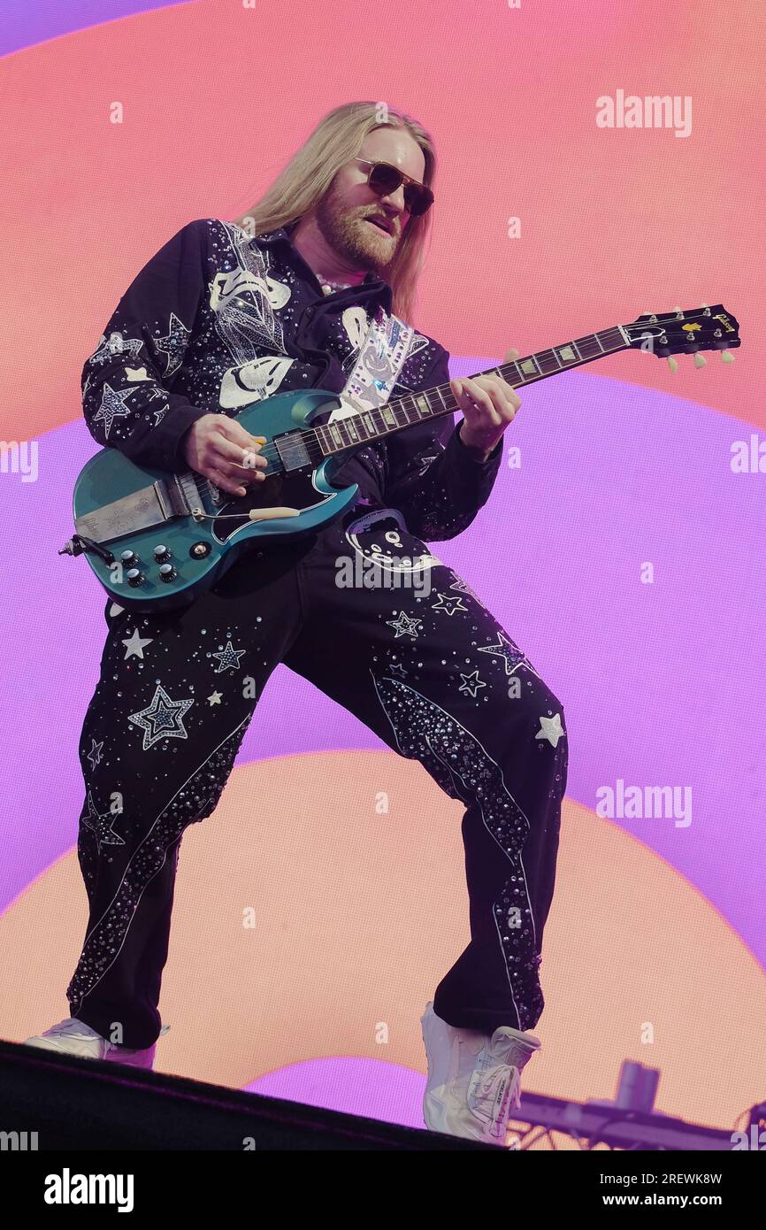 Lulworth, Großbritannien. 29. Juli 2023. Der britische Sänger Songwriter und die Persönlichkeit der sozialen Medien Sam Ryder tritt live auf der Bühne im Camp Bestival in Lulworth auf. Sam Ryder wurde durch TikTok entdeckt, nachdem er während der ersten Abriegelung der COVID-19-Pandemie im März 2020 Musikcover veröffentlicht hatte. Er vertrat das Vereinigte Königreich beim Eurovision Song Contest 2022 mit dem Song "Space man" und beendete den ersten Platz in der Jury-Abstimmung und den zweiten Platz insgesamt. (Foto: Dawn Fletcher-Park/SOPA Images/Sipa USA) Guthaben: SIPA USA/Alamy Live News Stockfoto