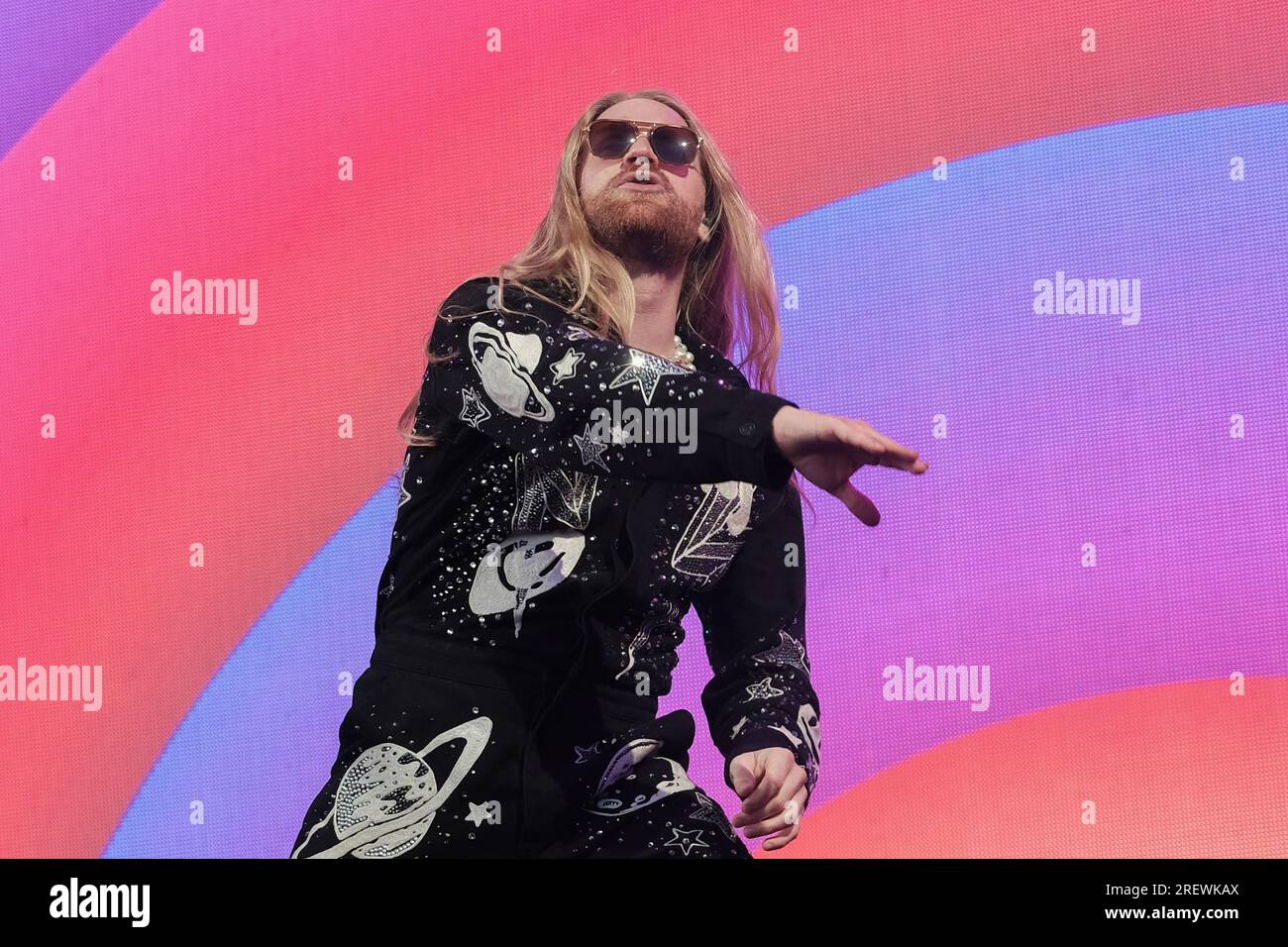Lulworth, Großbritannien. 29. Juli 2023. Der britische Sänger Songwriter und die Persönlichkeit der sozialen Medien Sam Ryder tritt live auf der Bühne im Camp Bestival in Lulworth auf. Sam Ryder wurde durch TikTok entdeckt, nachdem er während der ersten Abriegelung der COVID-19-Pandemie im März 2020 Musikcover veröffentlicht hatte. Er vertrat das Vereinigte Königreich beim Eurovision Song Contest 2022 mit dem Song "Space man" und beendete den ersten Platz in der Jury-Abstimmung und den zweiten Platz insgesamt. (Foto: Dawn Fletcher-Park/SOPA Images/Sipa USA) Guthaben: SIPA USA/Alamy Live News Stockfoto