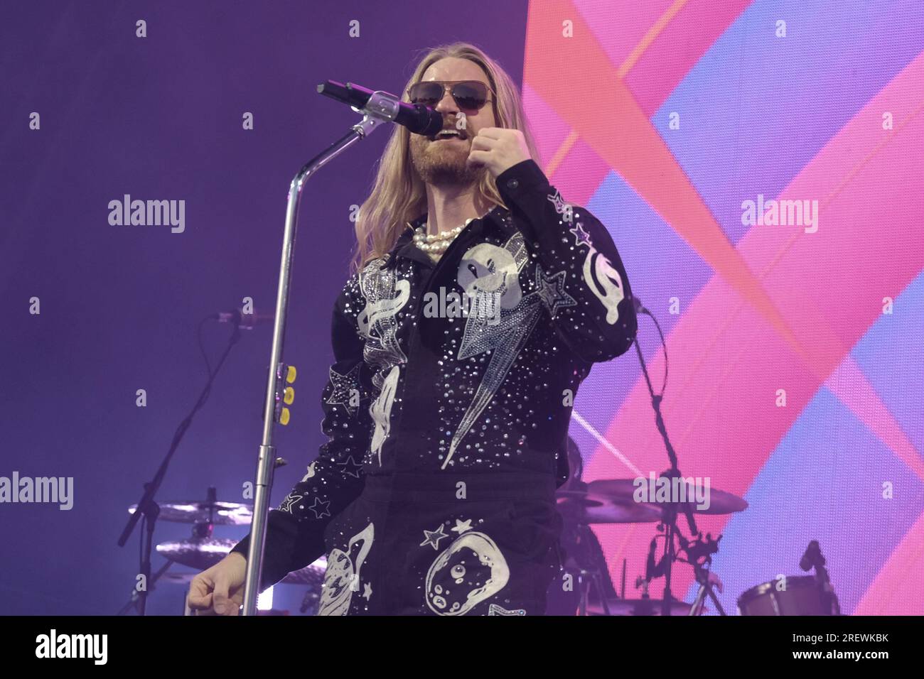 Lulworth, Großbritannien. 29. Juli 2023. Der britische Sänger Songwriter und die Persönlichkeit der sozialen Medien Sam Ryder tritt live auf der Bühne im Camp Bestival in Lulworth auf. Sam Ryder wurde durch TikTok entdeckt, nachdem er während der ersten Abriegelung der COVID-19-Pandemie im März 2020 Musikcover veröffentlicht hatte. Er vertrat das Vereinigte Königreich beim Eurovision Song Contest 2022 mit dem Song "Space man" und beendete den ersten Platz in der Jury-Abstimmung und den zweiten Platz insgesamt. (Foto: Dawn Fletcher-Park/SOPA Images/Sipa USA) Guthaben: SIPA USA/Alamy Live News Stockfoto