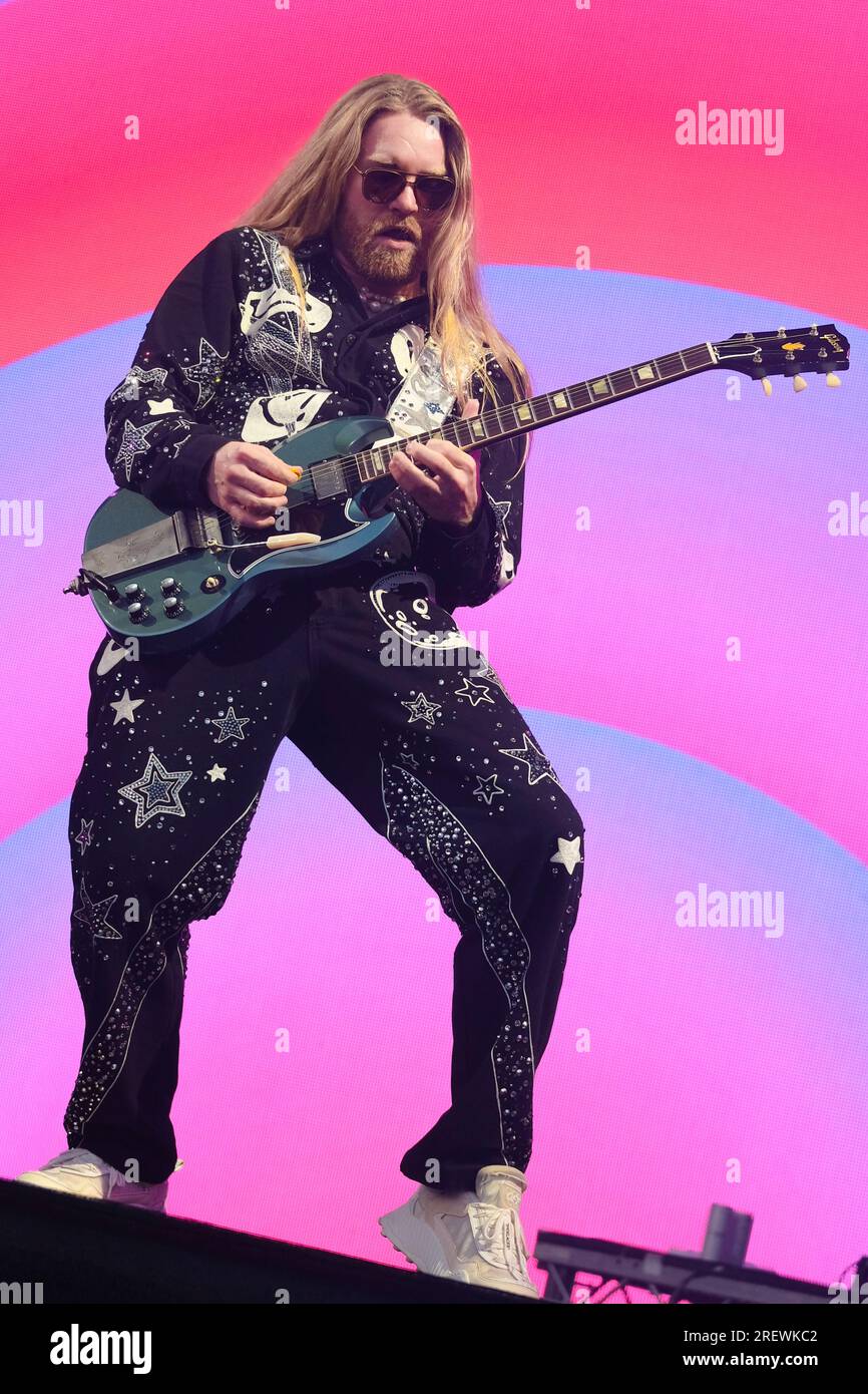 Lulworth, Großbritannien. 29. Juli 2023. Der britische Sänger Songwriter und die Persönlichkeit der sozialen Medien Sam Ryder tritt live auf der Bühne im Camp Bestival in Lulworth auf. Sam Ryder wurde durch TikTok entdeckt, nachdem er während der ersten Abriegelung der COVID-19-Pandemie im März 2020 Musikcover veröffentlicht hatte. Er vertrat das Vereinigte Königreich beim Eurovision Song Contest 2022 mit dem Song "Space man" und beendete den ersten Platz in der Jury-Abstimmung und den zweiten Platz insgesamt. (Foto: Dawn Fletcher-Park/SOPA Images/Sipa USA) Guthaben: SIPA USA/Alamy Live News Stockfoto
