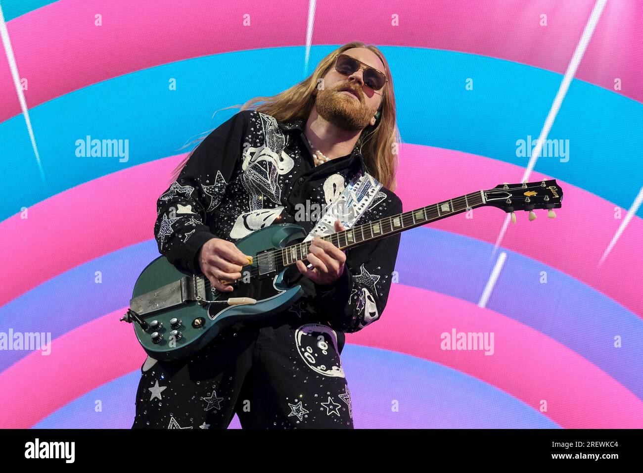 Lulworth, Großbritannien. 29. Juli 2023. Der britische Sänger Songwriter und die Persönlichkeit der sozialen Medien Sam Ryder tritt live auf der Bühne im Camp Bestival in Lulworth auf. Sam Ryder wurde durch TikTok entdeckt, nachdem er während der ersten Abriegelung der COVID-19-Pandemie im März 2020 Musikcover veröffentlicht hatte. Er vertrat das Vereinigte Königreich beim Eurovision Song Contest 2022 mit dem Song "Space man" und beendete den ersten Platz in der Jury-Abstimmung und den zweiten Platz insgesamt. (Foto: Dawn Fletcher-Park/SOPA Images/Sipa USA) Guthaben: SIPA USA/Alamy Live News Stockfoto