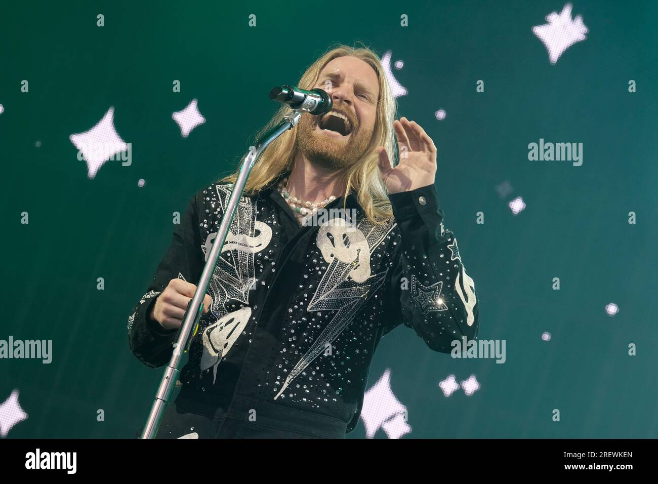 Lulworth, Großbritannien. 29. Juli 2023. Der britische Sänger Songwriter und die Persönlichkeit der sozialen Medien Sam Ryder tritt live auf der Bühne im Camp Bestival in Lulworth auf. Sam Ryder wurde durch TikTok entdeckt, nachdem er während der ersten Abriegelung der COVID-19-Pandemie im März 2020 Musikcover veröffentlicht hatte. Er vertrat das Vereinigte Königreich beim Eurovision Song Contest 2022 mit dem Song "Space man" und beendete den ersten Platz in der Jury-Abstimmung und den zweiten Platz insgesamt. (Foto: Dawn Fletcher-Park/SOPA Images/Sipa USA) Guthaben: SIPA USA/Alamy Live News Stockfoto