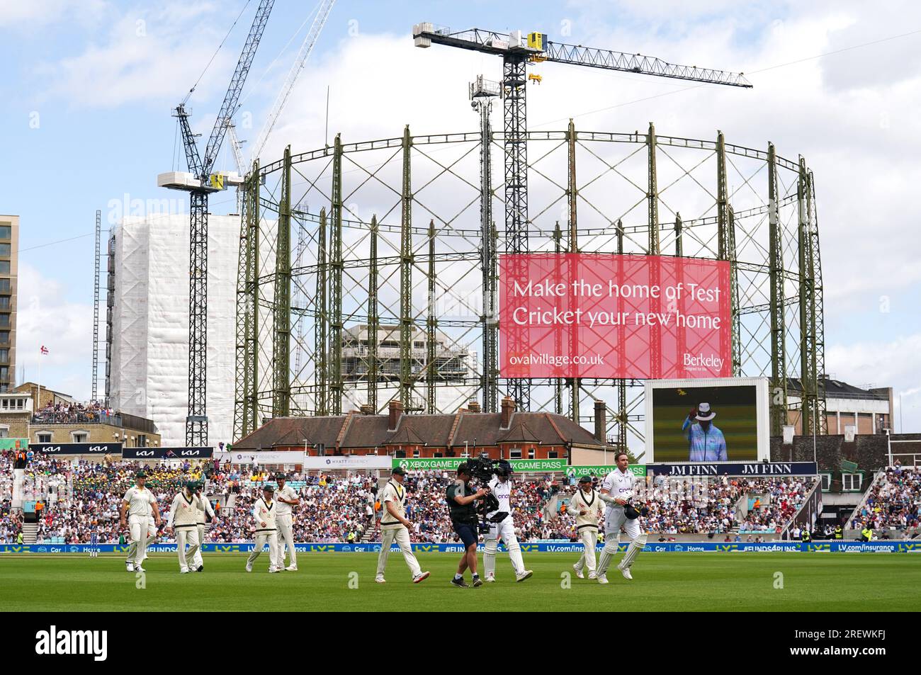 Englands Stuart Broad verlässt das Spielfeld am vierten Tag des fünften LV= Insurance Ashes Series-Testspiels im Kia Oval, London. Foto: Sonntag, 30. Juli 2023. Stockfoto