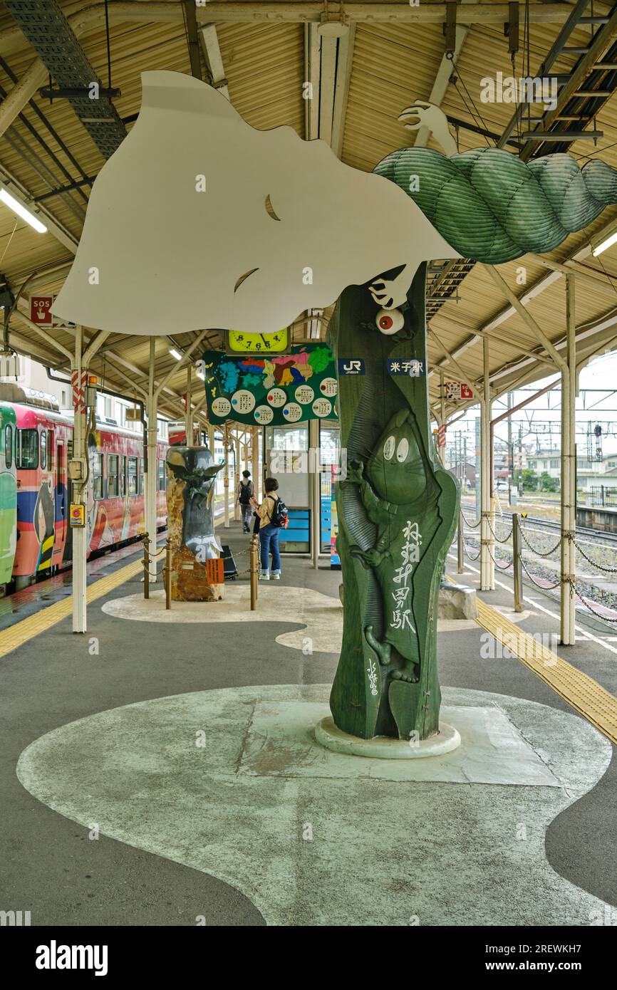 Juni 2023, Dekoration von Yokai (übernatürliche Wesen) auf Bahnsteig 0 am Bahnhof Yonago, wo der Medama Oyaji Zug nach Sakaiminato abfährt. Stockfoto