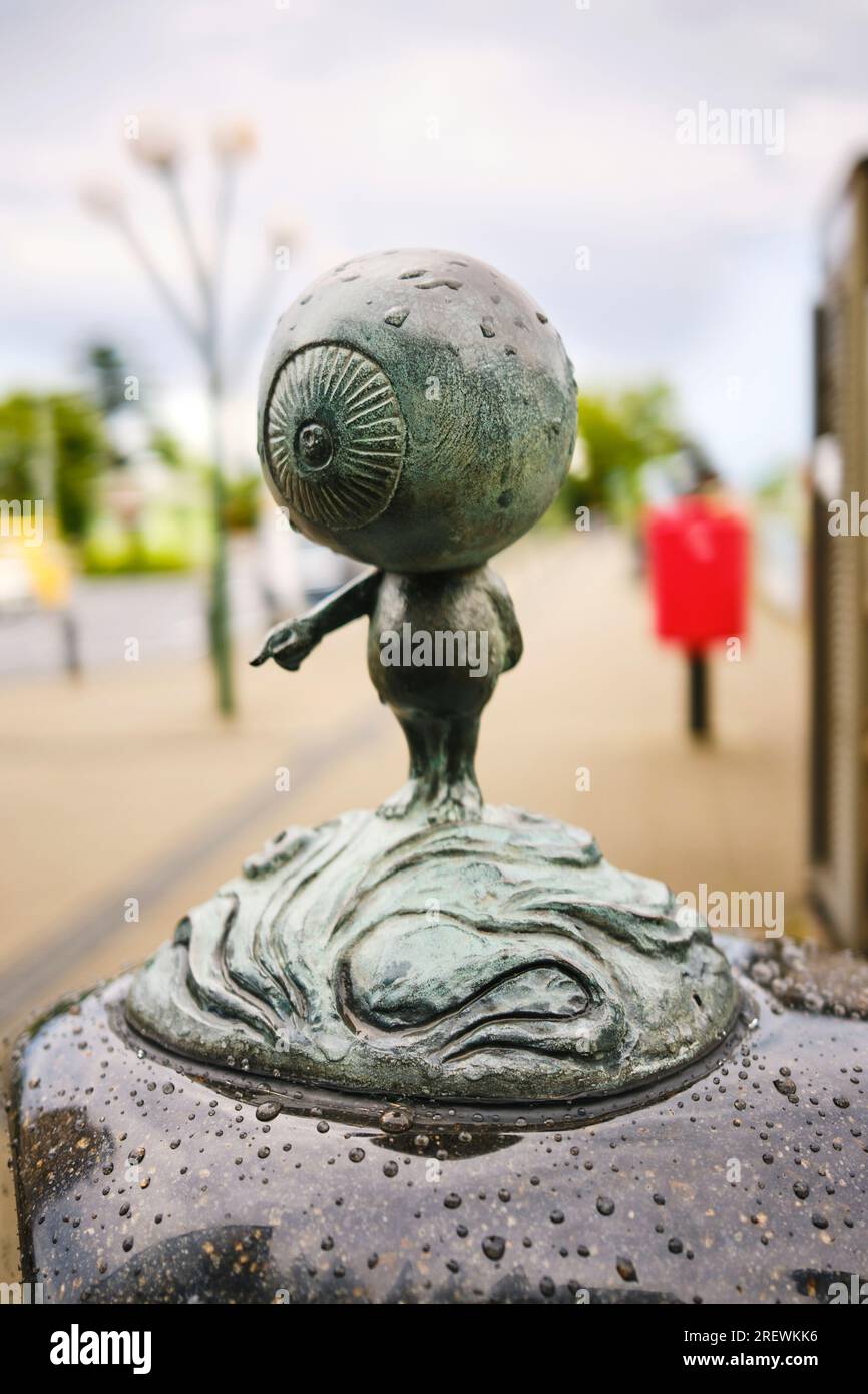 Juni 2023, Sakaiminato. Yokai-Statuen (übernatürliche Wesen) aus Mizuki Shigerus berühmtem Manga GeGeGeGe no Kitaro entlang der Mizuki Shigeru Road. Stockfoto