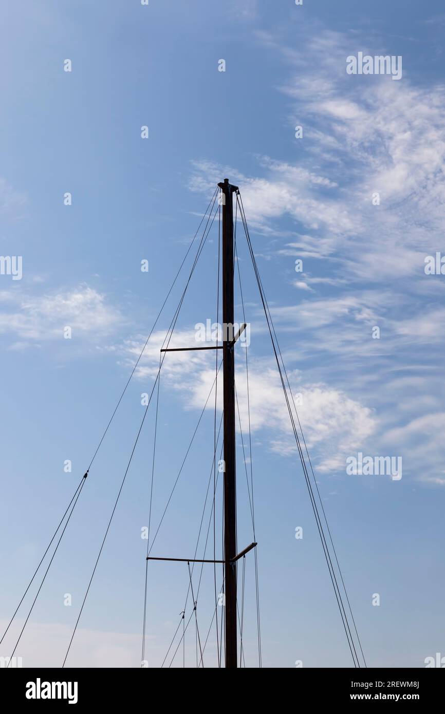Teile von Altschiffen für die Freizeit- und Schifffahrt auf Flüssen, Seen oder anderen Wasseroberflächen Stockfoto