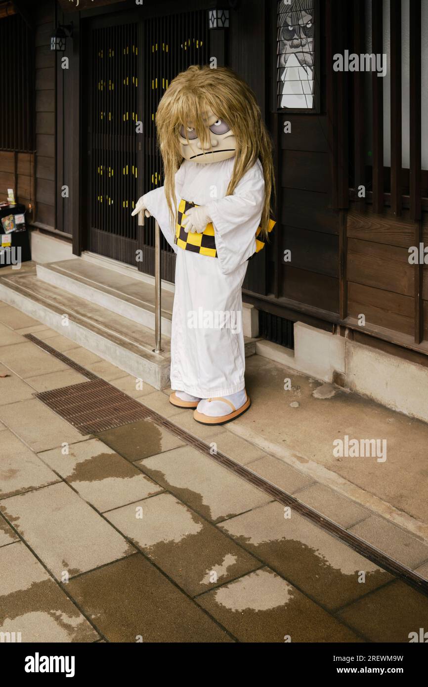 Juni 2023, Sakaiminato Stadt. Sunakake baba, eine Figur aus Mizuki Shigerus Manga GeGeGe no Kitaro, die vor dem Souvenirladen von Sunakeya steht Stockfoto