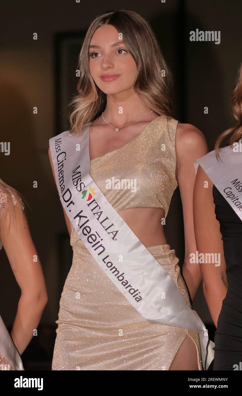 Während des Miss Lombardia 2023-Wettbewerbs, parieren die Models in wunderschönen Abendkleidern. Stockfoto