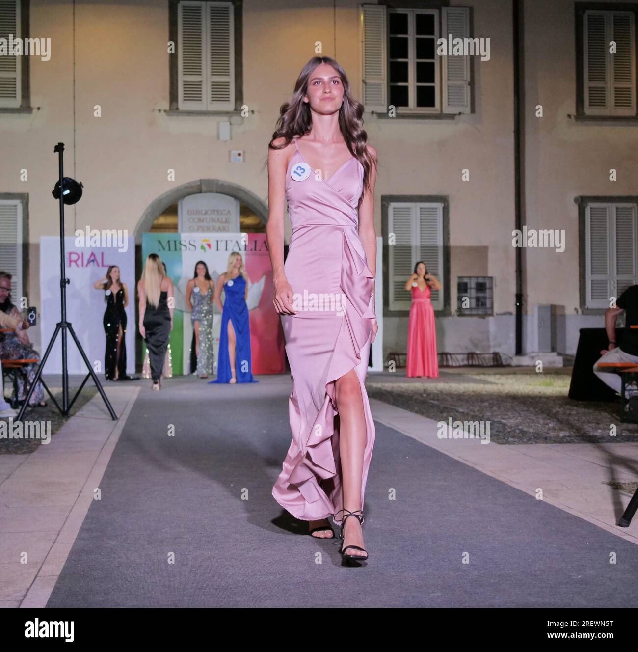 Während des Miss Lombardia 2023-Wettbewerbs, parieren die Models in wunderschönen Abendkleidern. Stockfoto