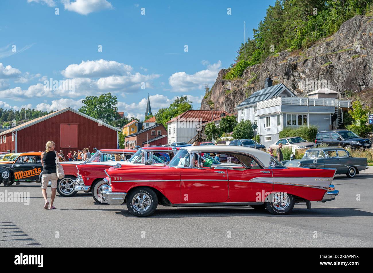 Auf dem klassischen Festival, das vom 28. Bis 29. Juli 2023 in der schwedischen Küstenstadt Valdemarsvik stattfindet, werden alte Oldtimer und Boote ausgestellt. Stockfoto