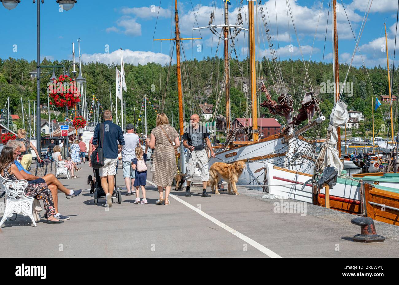 Schwedische Ostseeküstenstadt Valdemarsvik während des Klassischen Festivals vom 28. Bis 29. Juli 2023, auf dem alte Oldtimer und Boote ausgestellt werden. Stockfoto