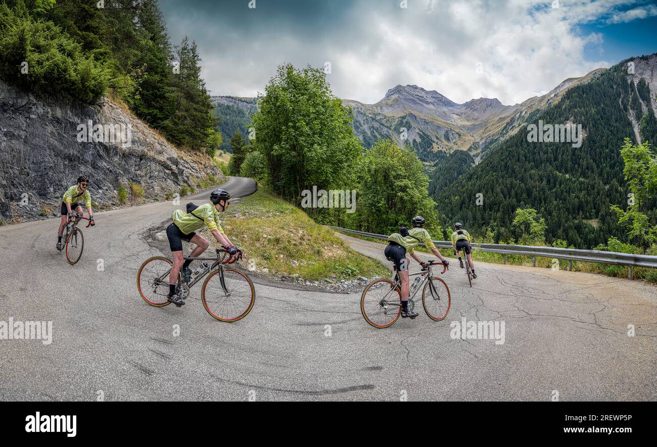 Matthew Fleming steigt von Villard Reymond runter ins Tal, französische Alpen. Stockfoto