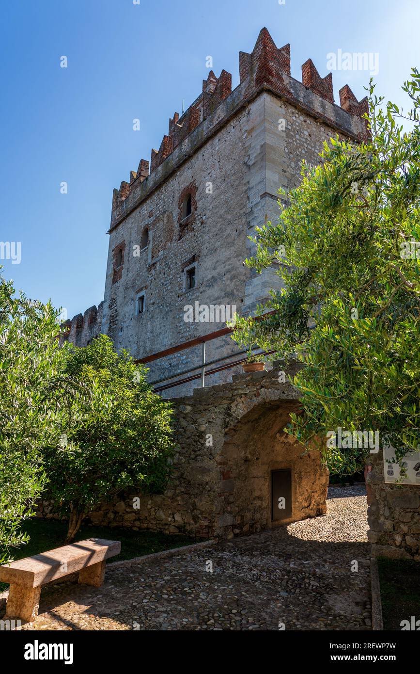 Straße in der Altstadt von Malcesine am Gardasee in Italien. Stockfoto