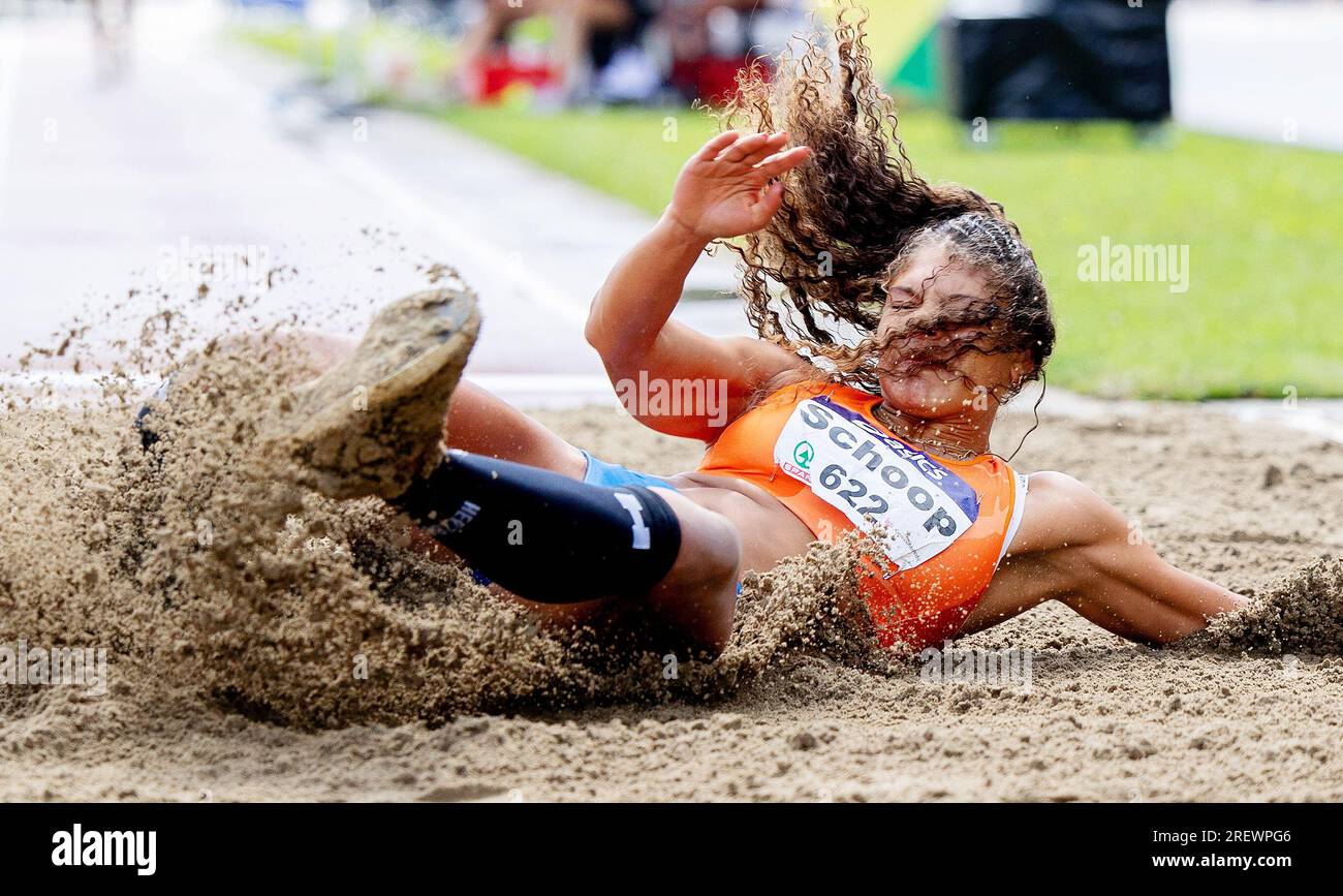 BREDA - Manon Schoop während des langen Sprungs im Allrounder am dritten Tag der niederländischen Leichtathletik-Meisterschaft auf der AV Sprint-Strecke. ANP IRIS VANDEN BROEK Stockfoto