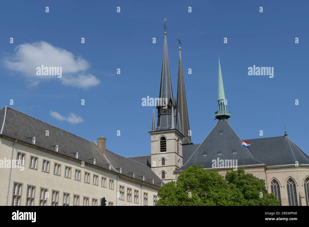 Luxemburg-Stadt-Luxemburg 06-05-2023. Bruchstücke einer großen Kathedrale von Luxemburg, Türme und angrenzende Gebäude vor dem Hintergrund des Himmels Stockfoto