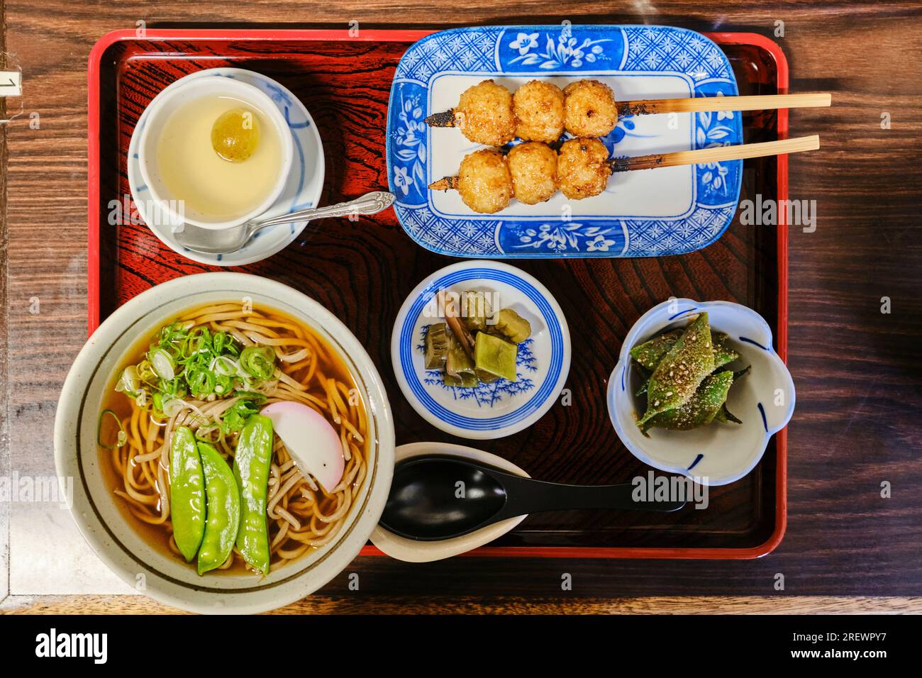 Juli 2023, ein japanisches Menü bestehend aus Soba (Buchweizennudeln), Goheimochi (süße Reiskuchen mit Sojasauce und Miso) und Gurken Stockfoto