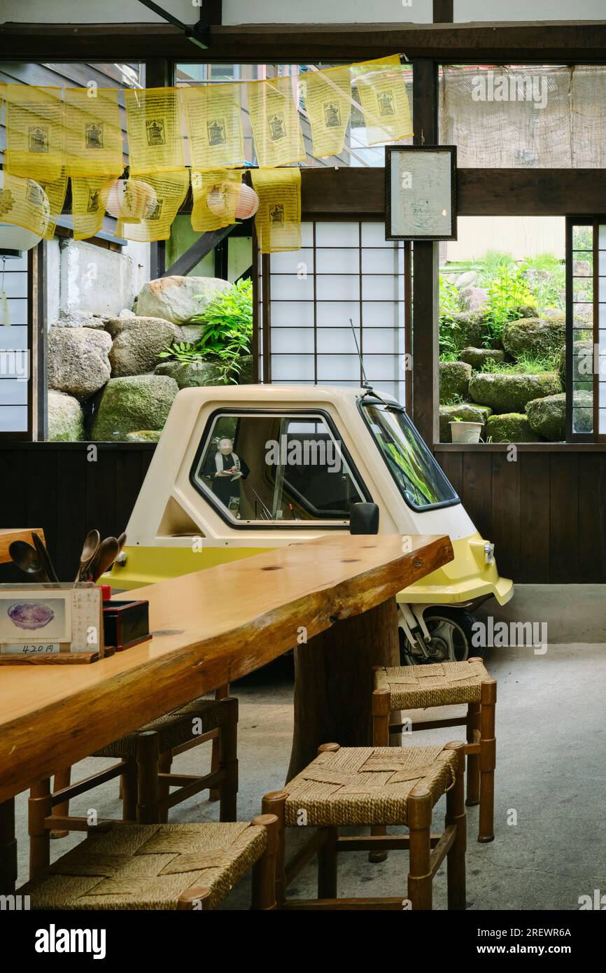Juli 2023, Tsumago juku, Retro-Auto im Café. Tsumago juku war der 42. Der 69 Poststädte auf dem Nakasendo während der Edo-Zeit Stockfoto