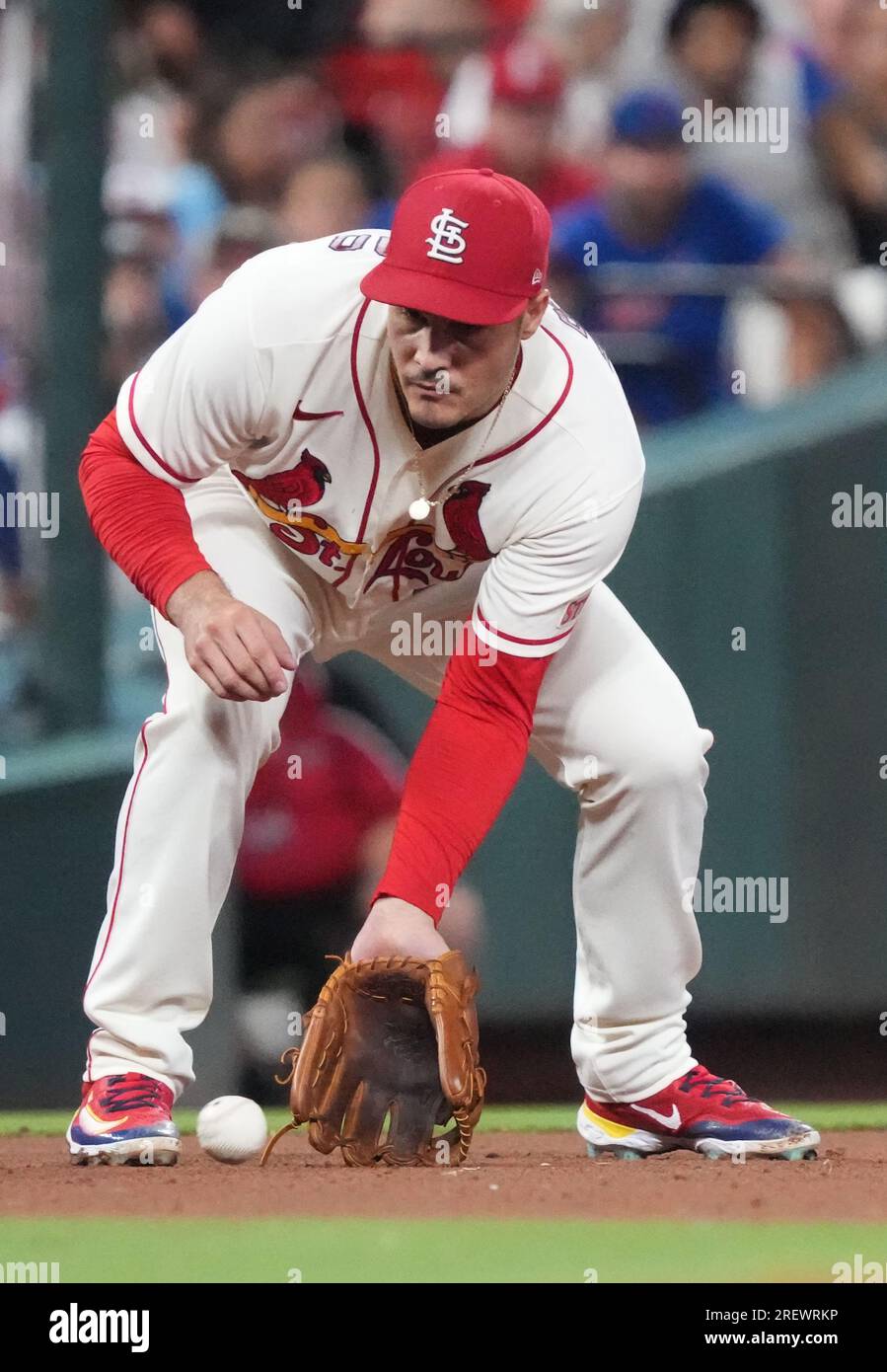 St. Louis Cardinals Nolan Arenado erobert im vierten Inning im Busch Stadium in St. einen Baseball, um den Kampf der Chicago Cubs Dansby Swanson zu gewinnen Louis am Samstag, den 29. Juli 2023. Foto: Bill Greenblatt/UPI Stockfoto