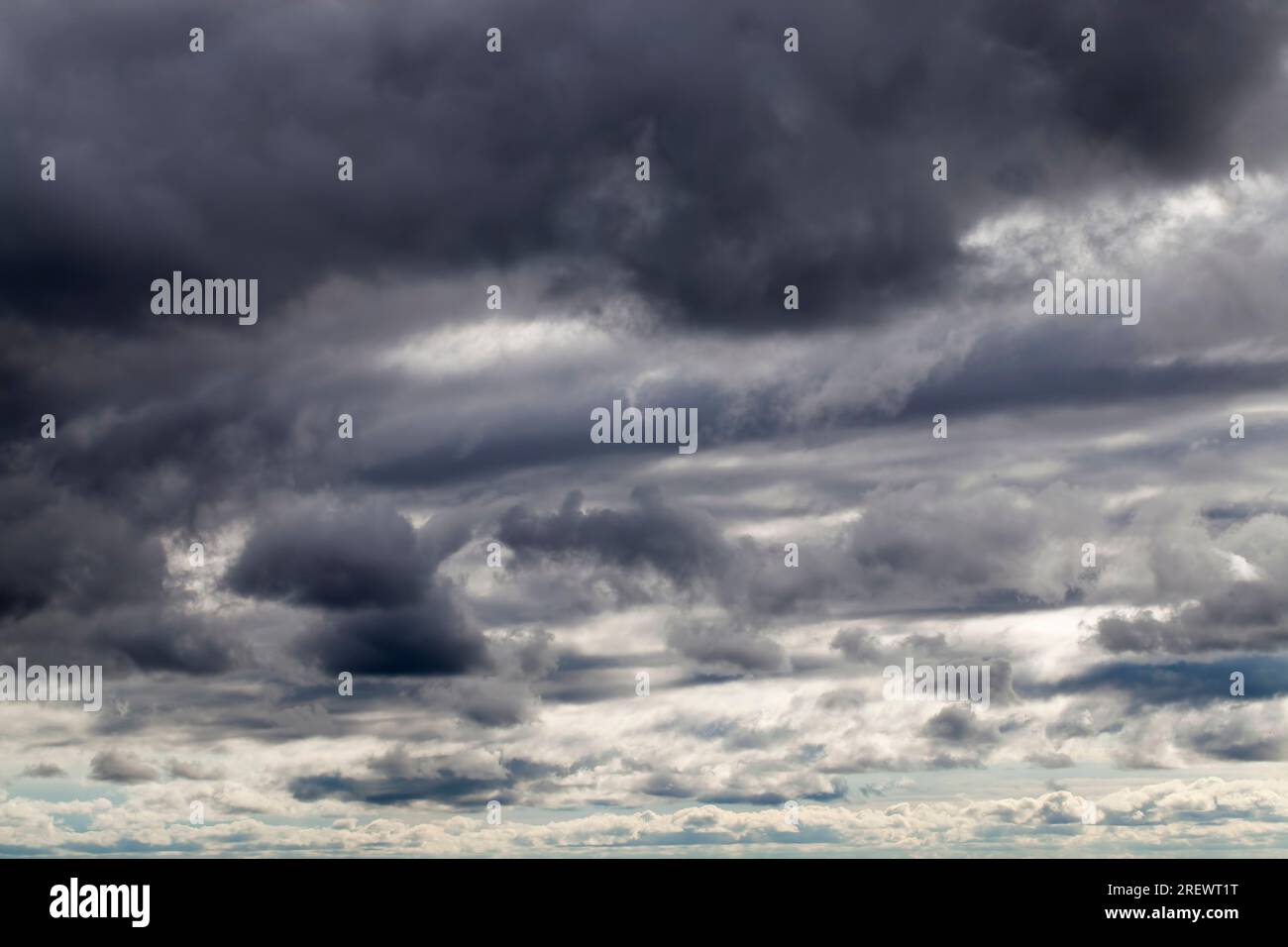 Wunderschöner Himmel mit Wolken, eine Landschaft in der Natur, die nur den Himmel und verschiedene Arten und Formen, Farben von Wolken umfasst Stockfoto
