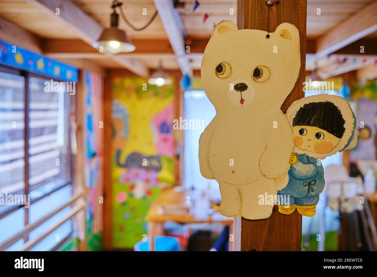 Juli 2023, Tokio. Das Innere des Hattifnatt Cafés in Kichijoji Stockfoto