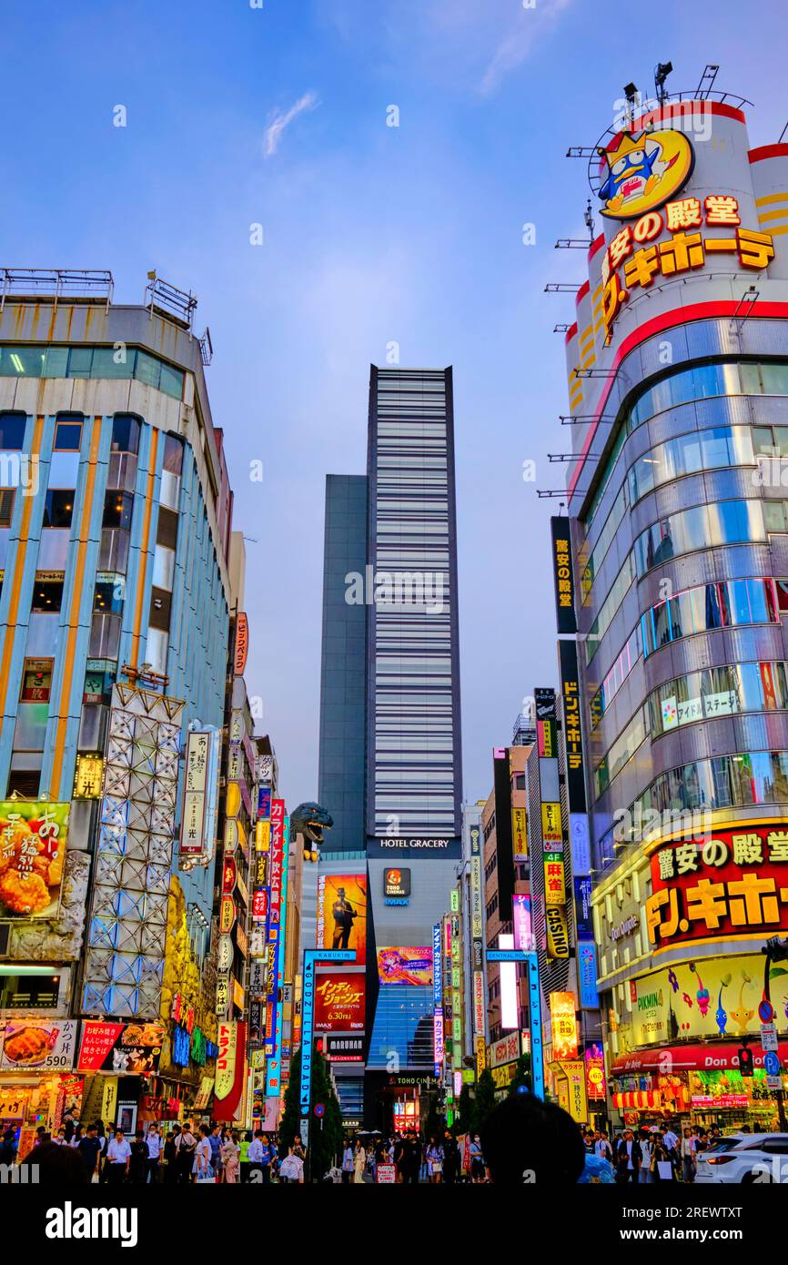 Juli 2023, Tokio. Sonnenuntergang in der Shinjuku Kabukicho Godzilla Straße. Stockfoto