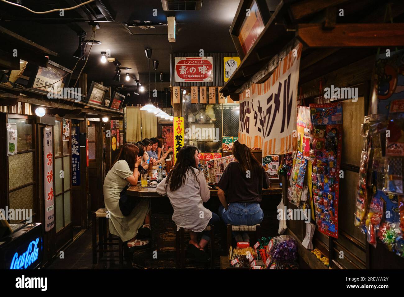 Juli 2023, Tokio. Hanbey Izakaya, wo die Einrichtung die Kunden zurück in die Showa-Ära führt. Dieser Laden ist die Shinjuku Kabukicho Filiale. Stockfoto