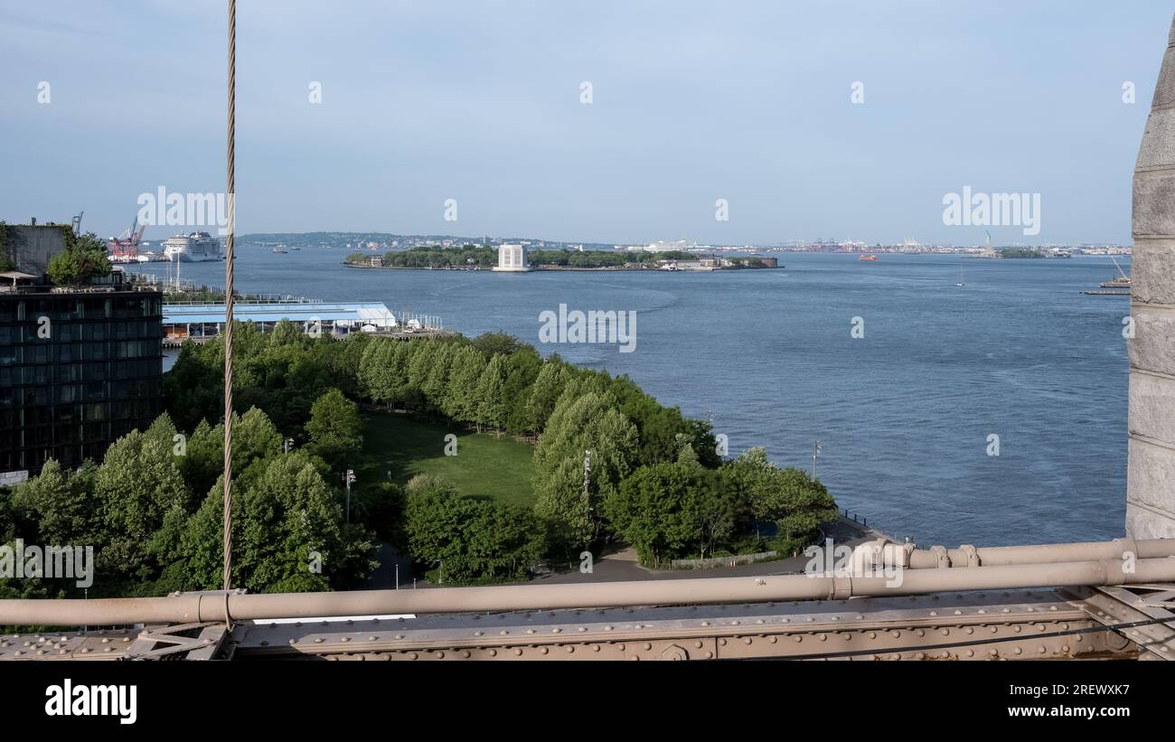 Architektonische Details der Brooklyn Bridge, einer hybriden Seilbahn-/Hängebrücke in New York City, zwischen den Stadtteilen Manhattan und Brooklyn. Stockfoto