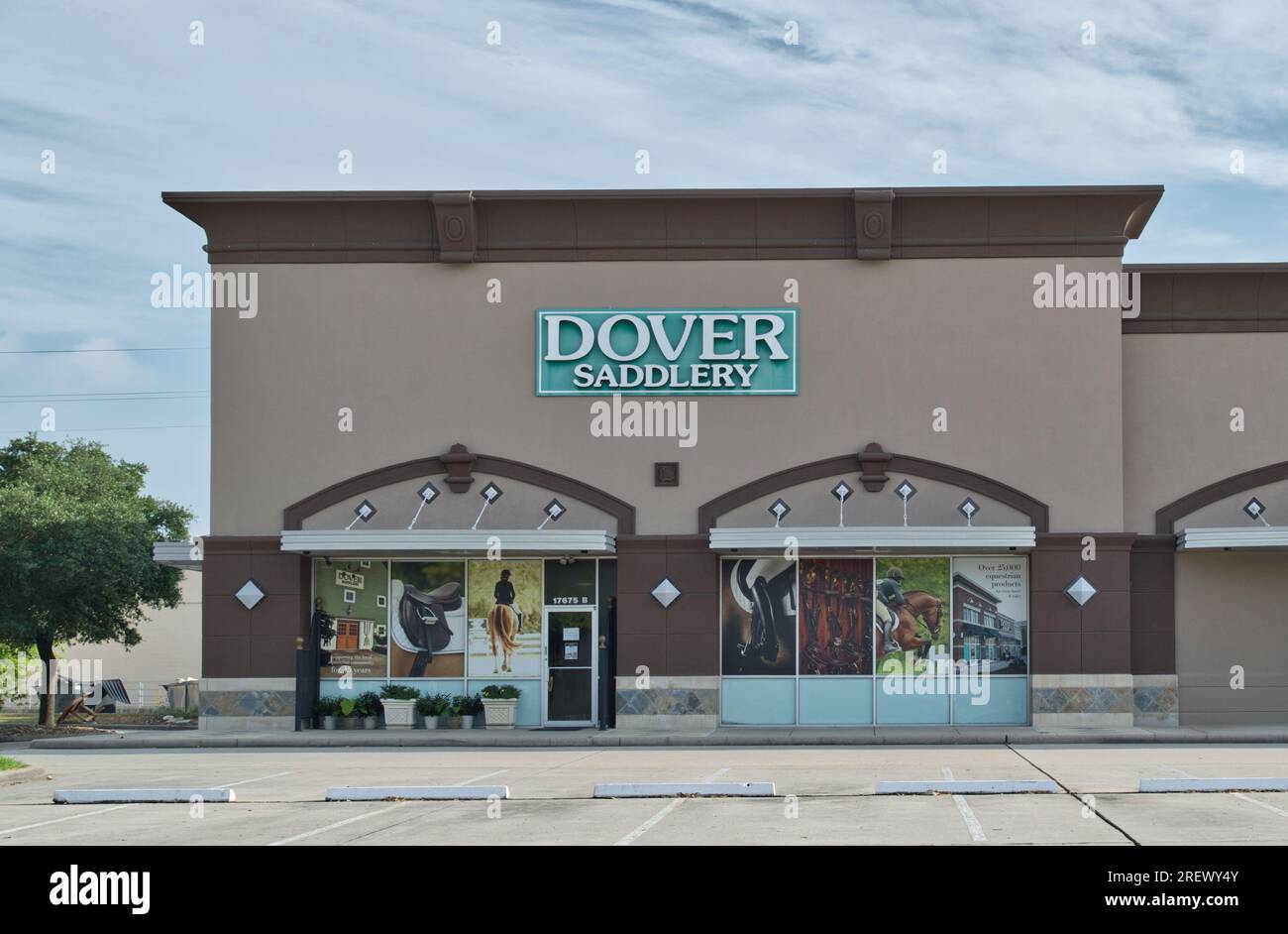 Houston, Texas, USA 07-04-2023: Fassade des Dover Saddlery Business Storefront in Houston, TX. Nationale Reitlieferkette in den USA. Stockfoto