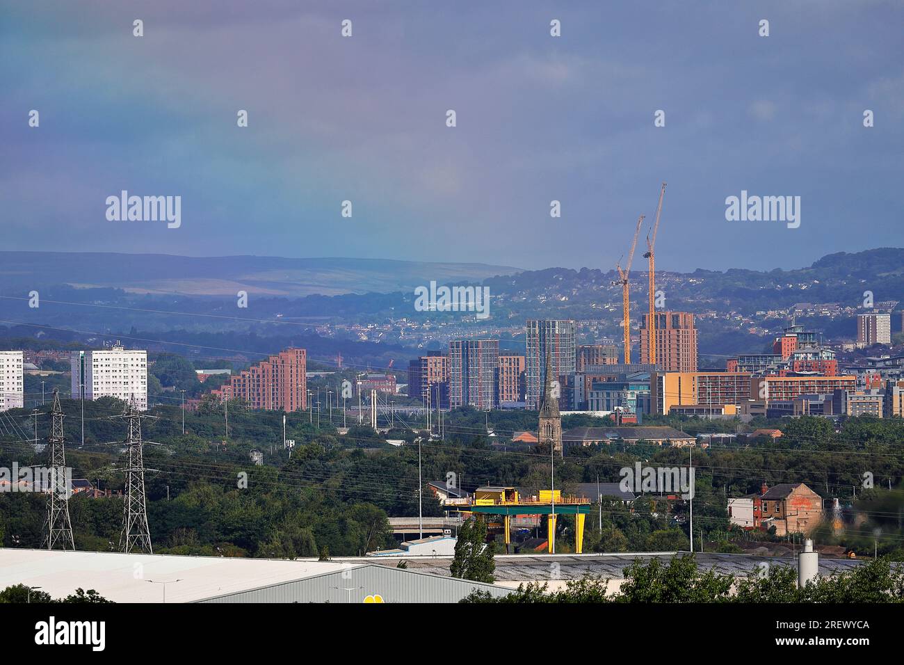 Ein Blick auf die Skyline von Leeds aus der Ferne Stockfoto