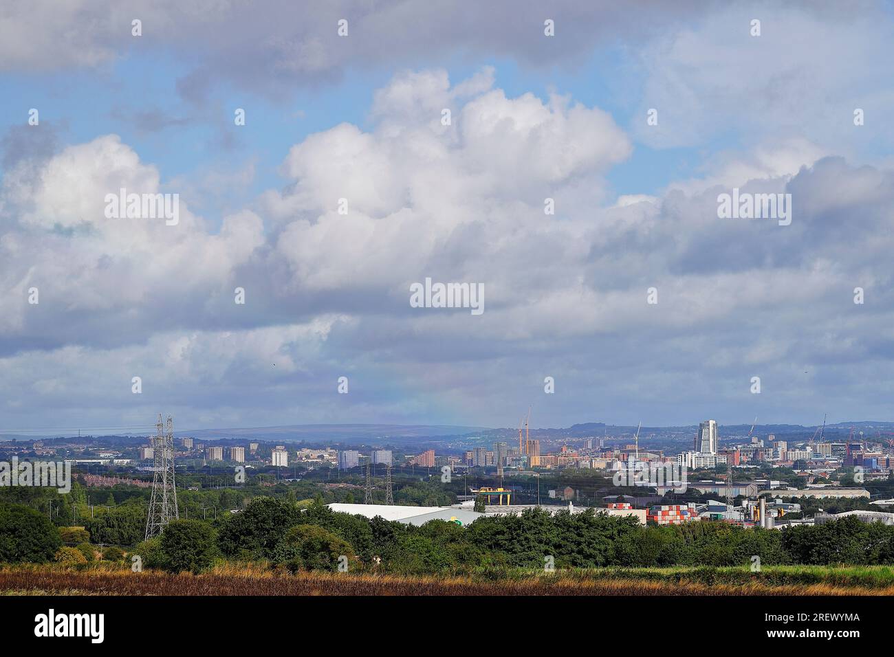Ein Blick auf die Skyline von Leeds aus der Ferne Stockfoto