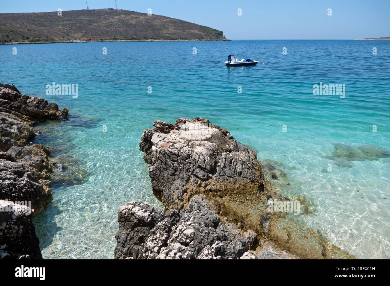 Blick auf den abgeschiedenen und idyllischen Strand in der Nähe von Porto Palermo, Albanien mit kristallklarem Wasser. Sommer in Albanien Ziel am Ionischen Meer Stockfoto