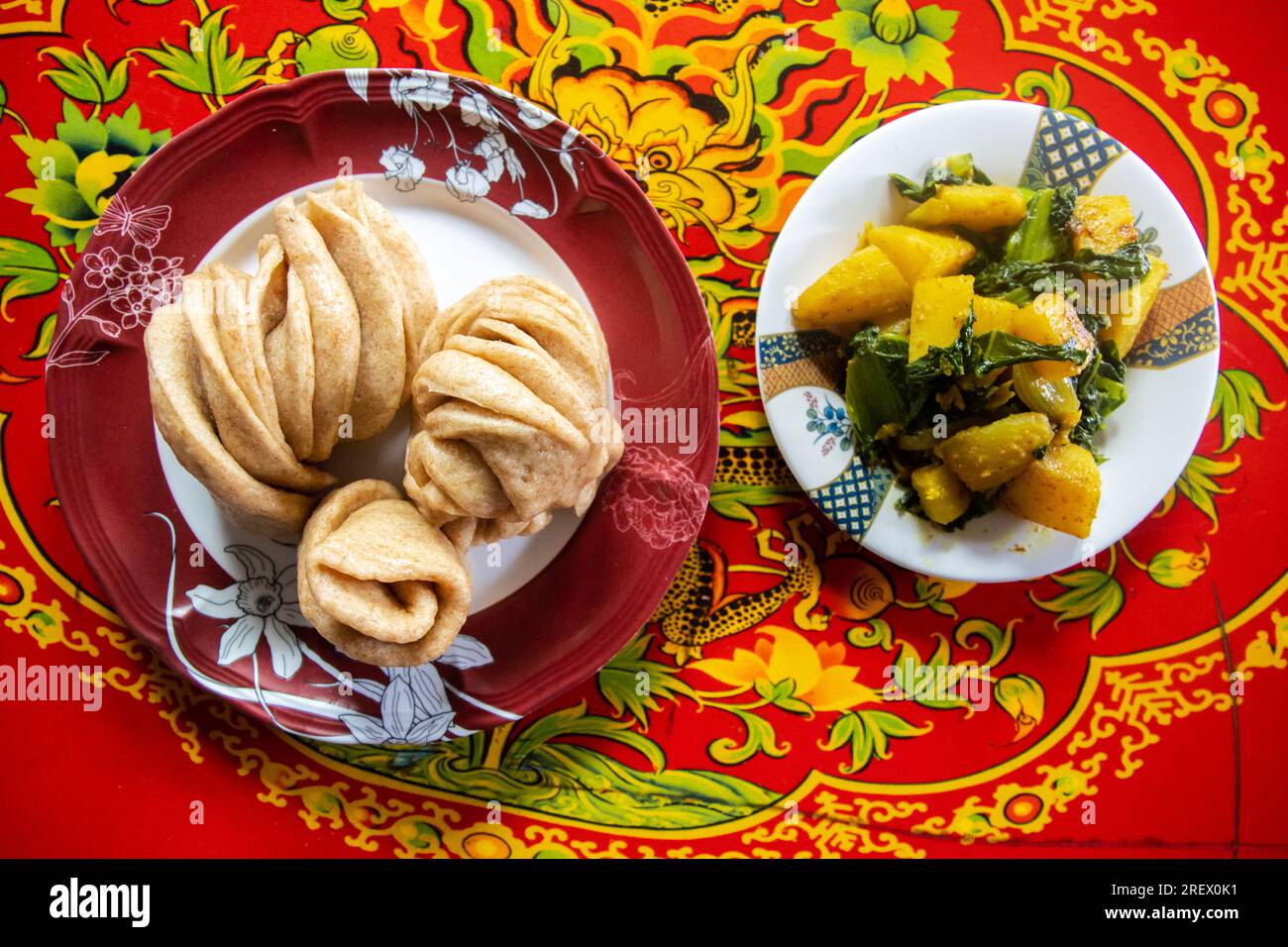 Tibetan Tim Momo mit Kartoffelcurry und Yak Jerky Sukuti, Essen von Upper Mustang, Nepal Stockfoto