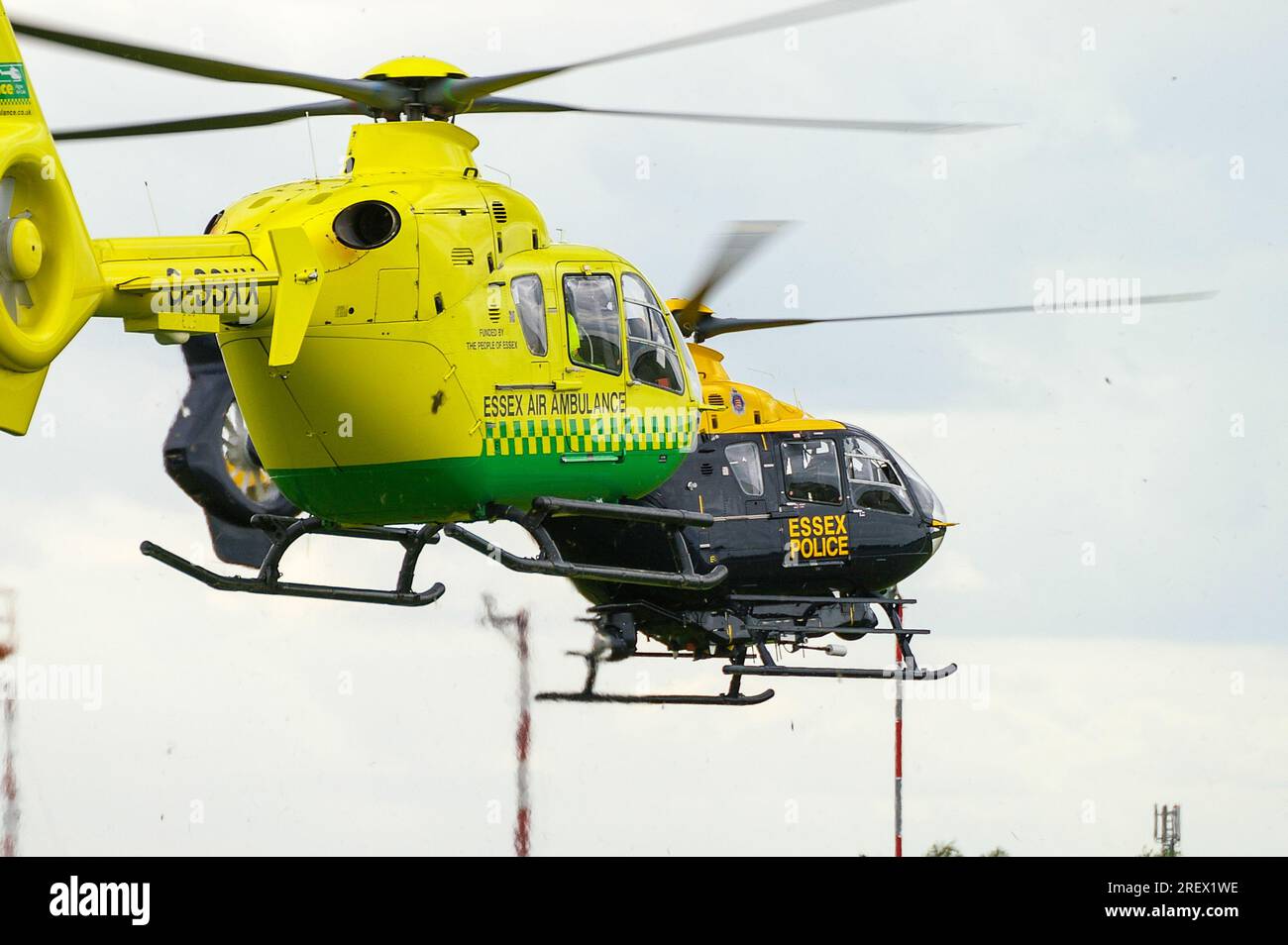 Essex Air Ambulance Eurocopter EC135 Helikopter G-SSXX und Essex Police Eurocopter EC135 Helikopter G-ESEX, Landung am Southend Airport, Essex, Großbritannien Stockfoto