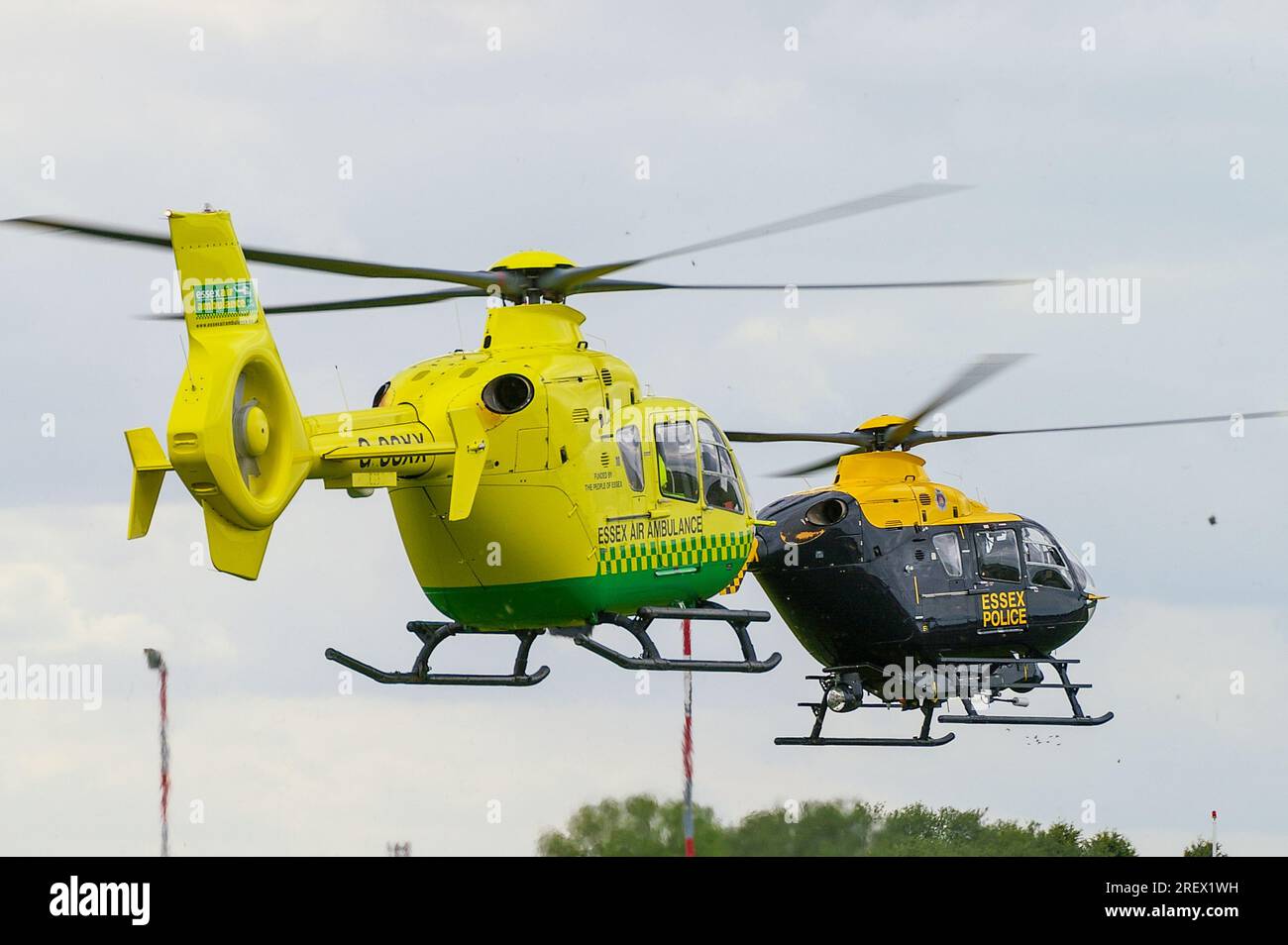 Essex Air Ambulance Eurocopter EC135 Helikopter G-SSXX und Essex Police Eurocopter EC135 Helikopter G-ESEX, Landung am Southend Airport, Essex, Großbritannien Stockfoto